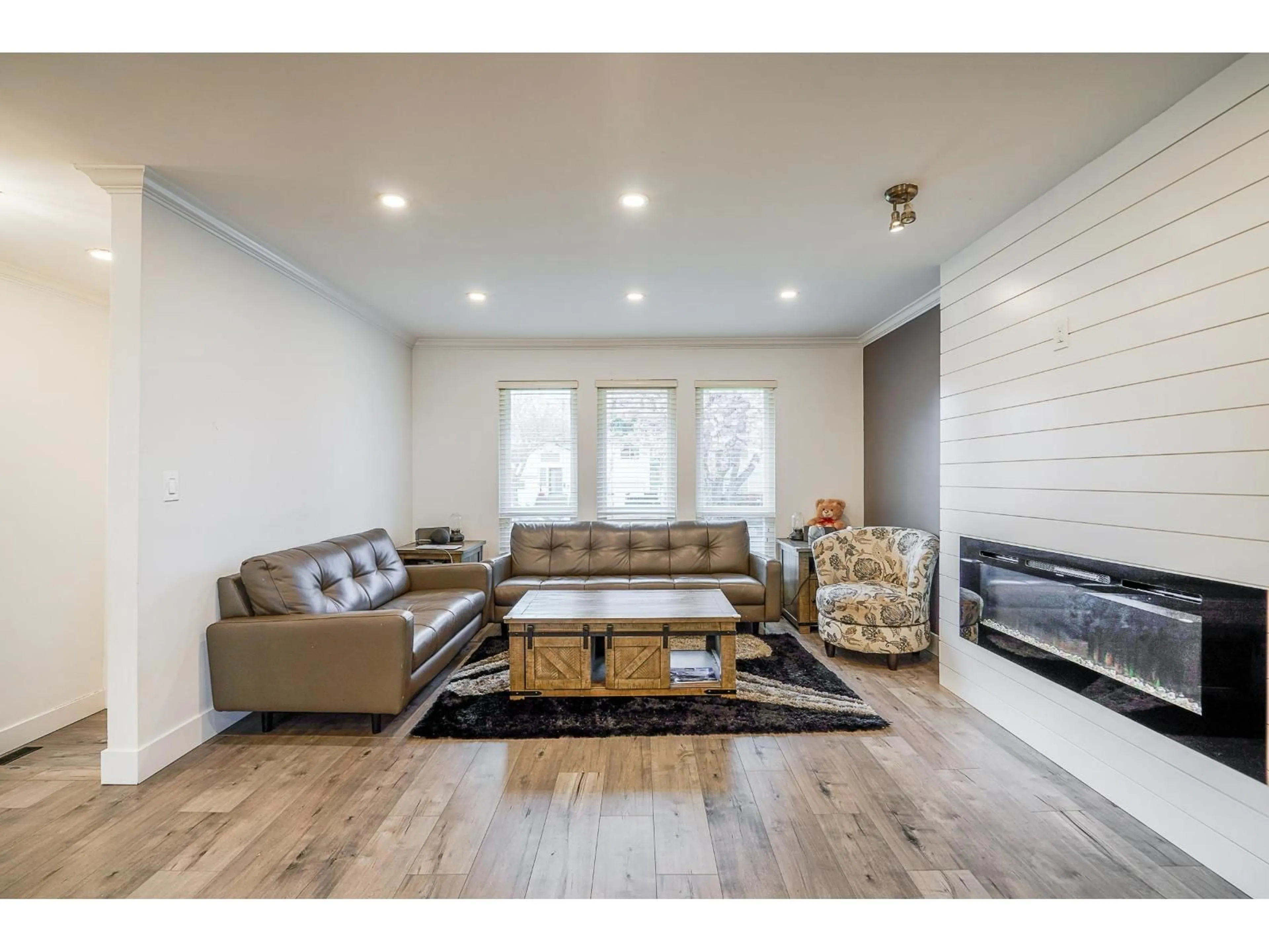 Living room with furniture, wood/laminate floor for 15270 84A AVENUE, Surrey British Columbia V3S6H5