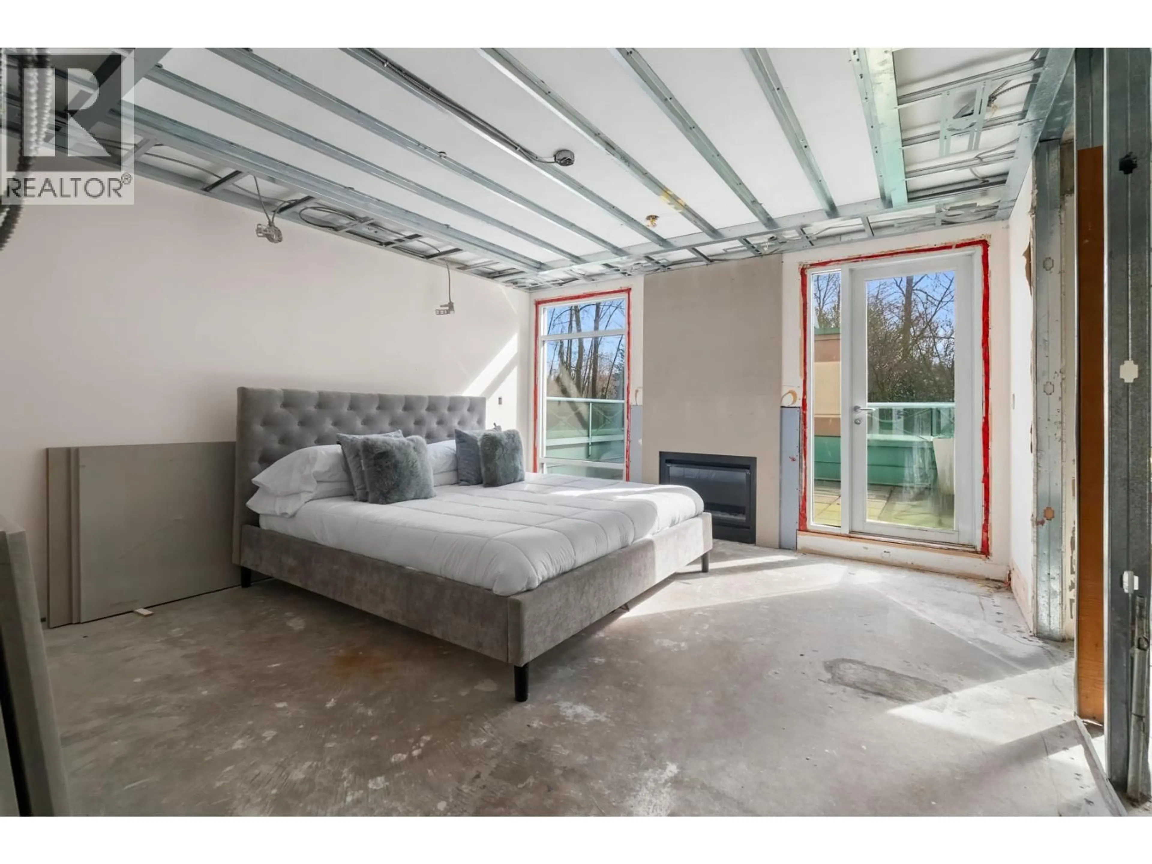 Bedroom with bed, cement floor for 348 TAYLOR WAY, West Vancouver British Columbia V7T2Y2