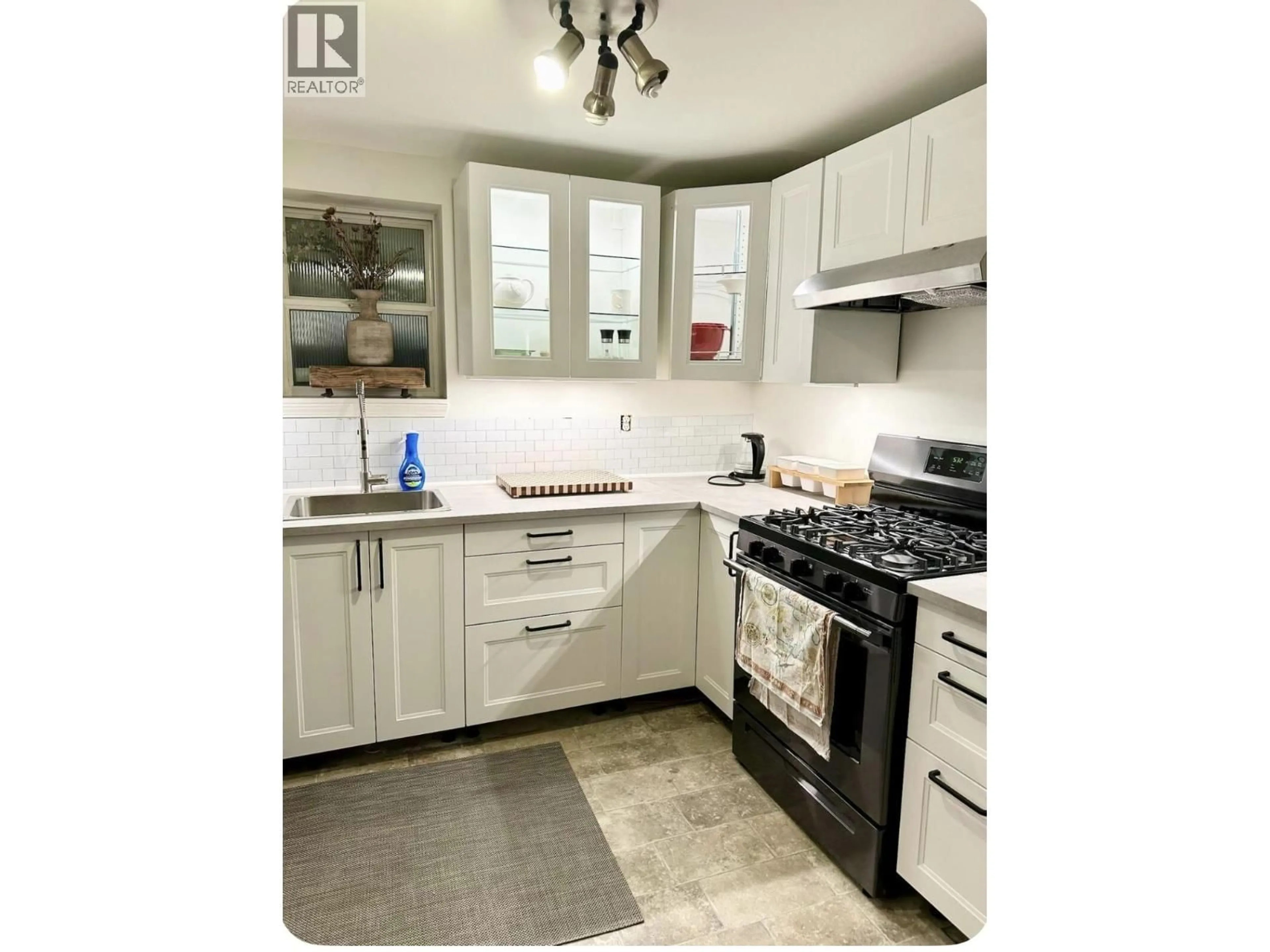 Standard kitchen, ceramic/tile floor for 3716 30TH AVENUE, Vancouver British Columbia V6S1W8
