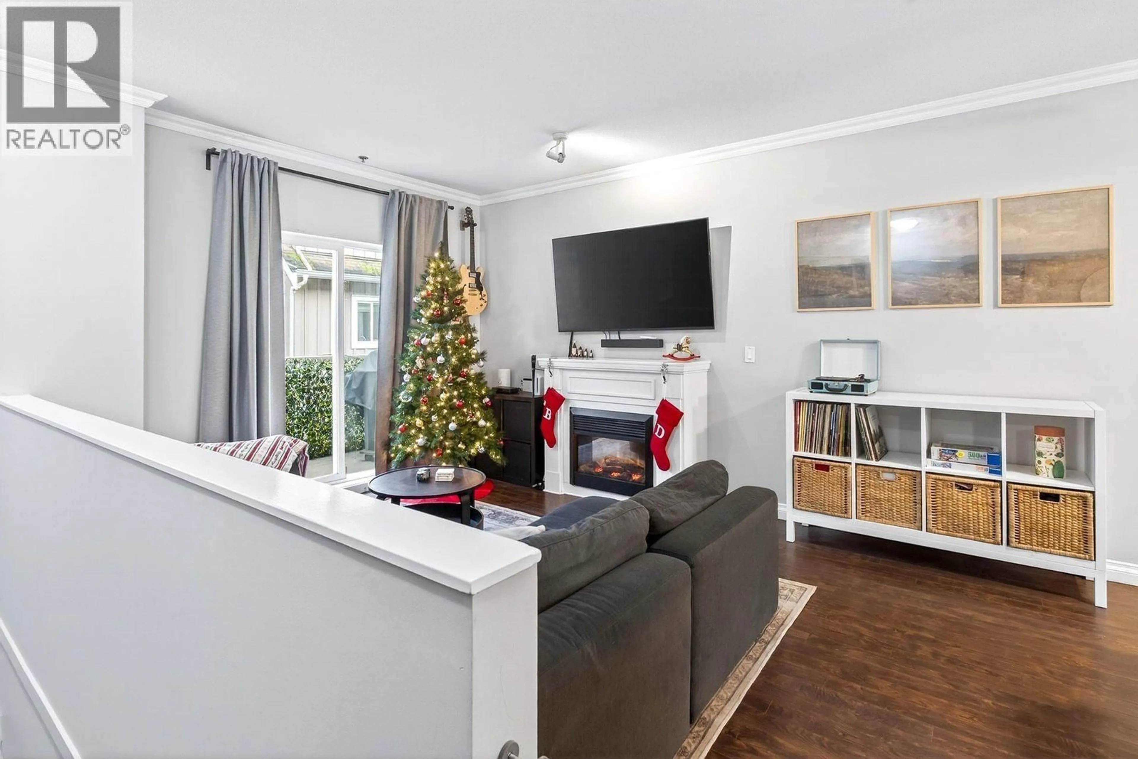 Living room with furniture, unknown for 611 - 1661 FRASER AVENUE, Port Coquitlam British Columbia V3B0B6