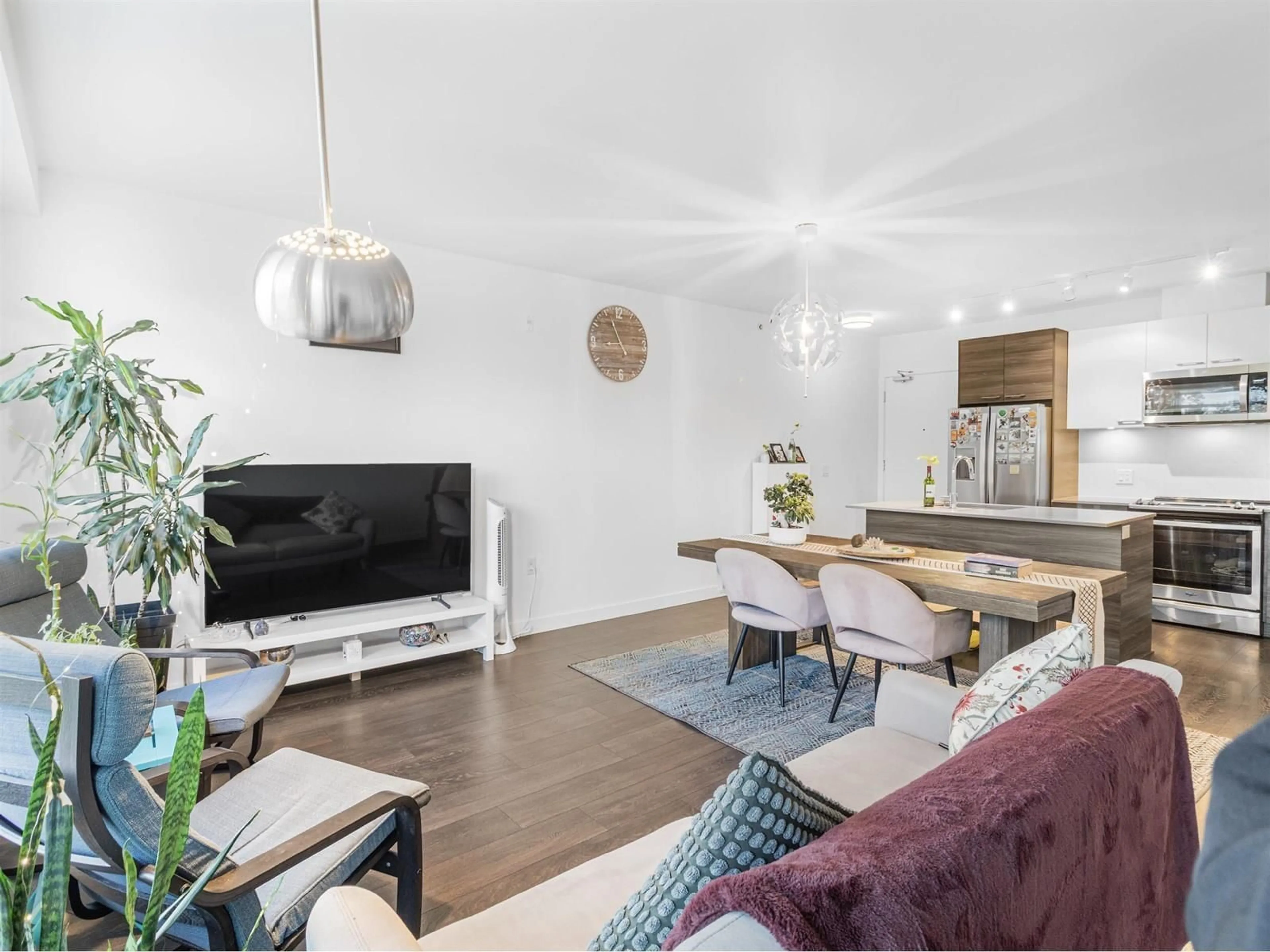 Living room with furniture, wood/laminate floor for 626 - 13963 105 BOULEVARD, Surrey British Columbia V3T0M9