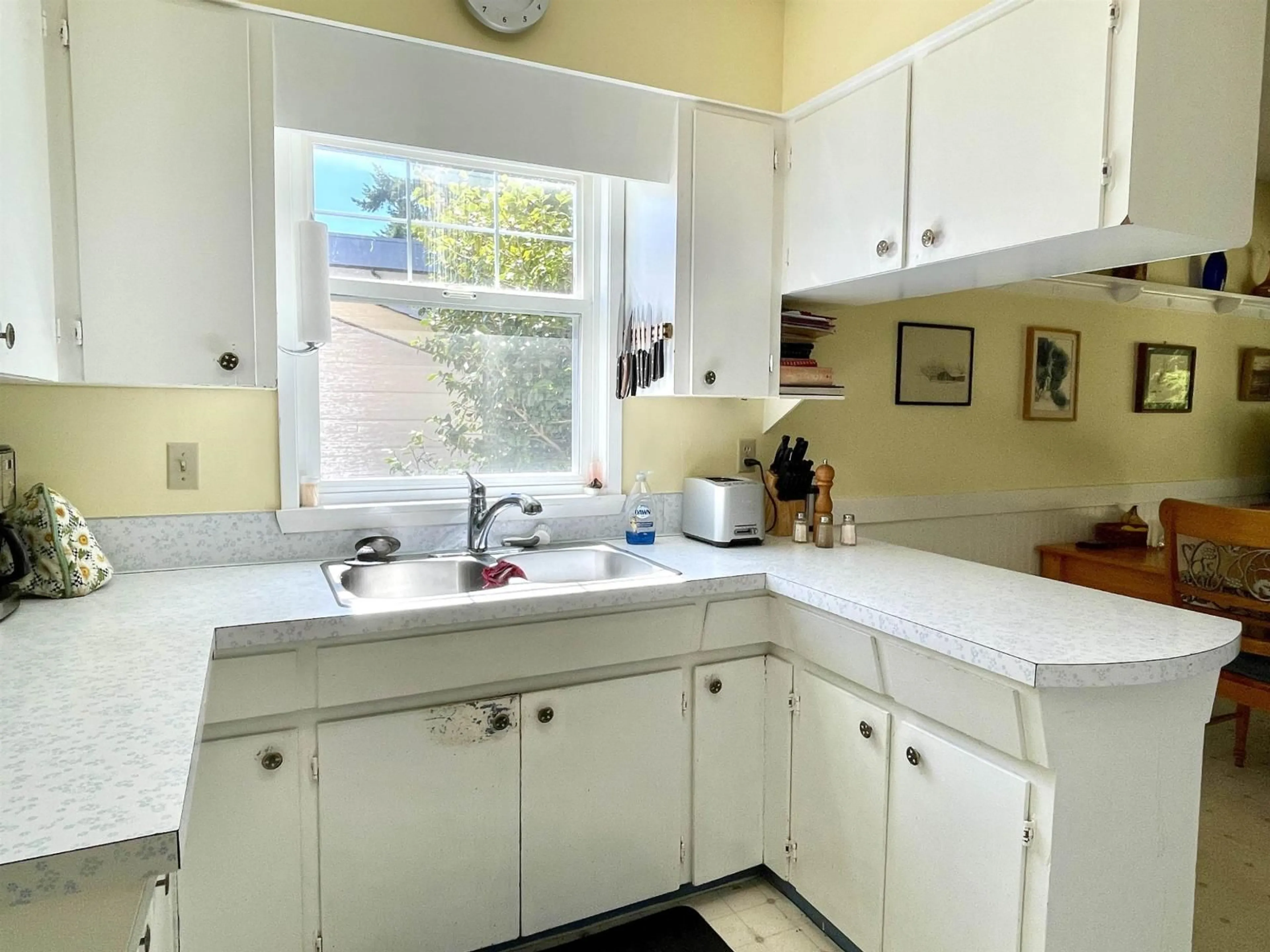 Standard kitchen, unknown for 1421 129A STREET, Surrey British Columbia V4A3Y8
