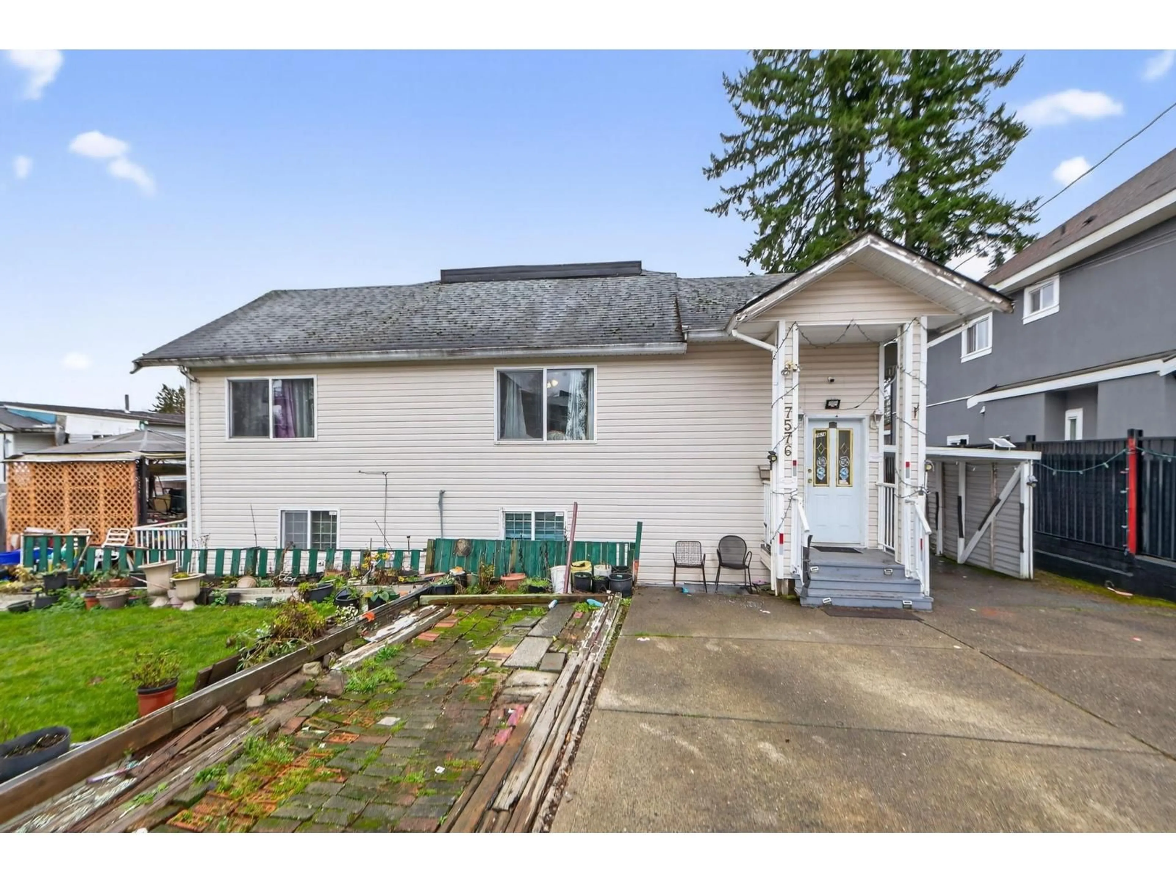 A pic from outside/outdoor area/front of a property/back of a property/a pic from drone, street for 7576 140 STREET, Surrey British Columbia V3W5J8