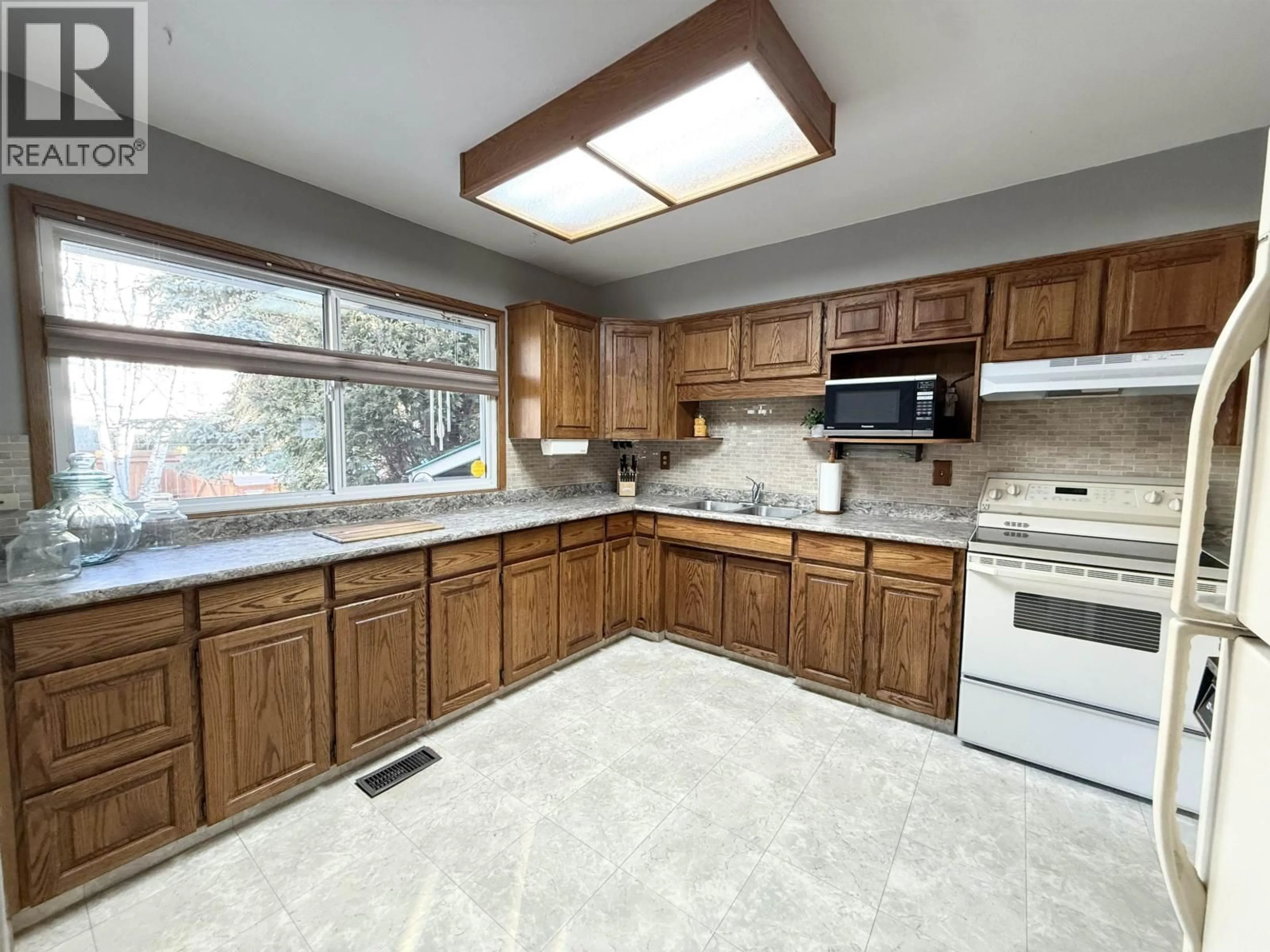 Standard kitchen, ceramic/tile floor for 1676 7TH AVENUE, Prince George British Columbia V2L3P6