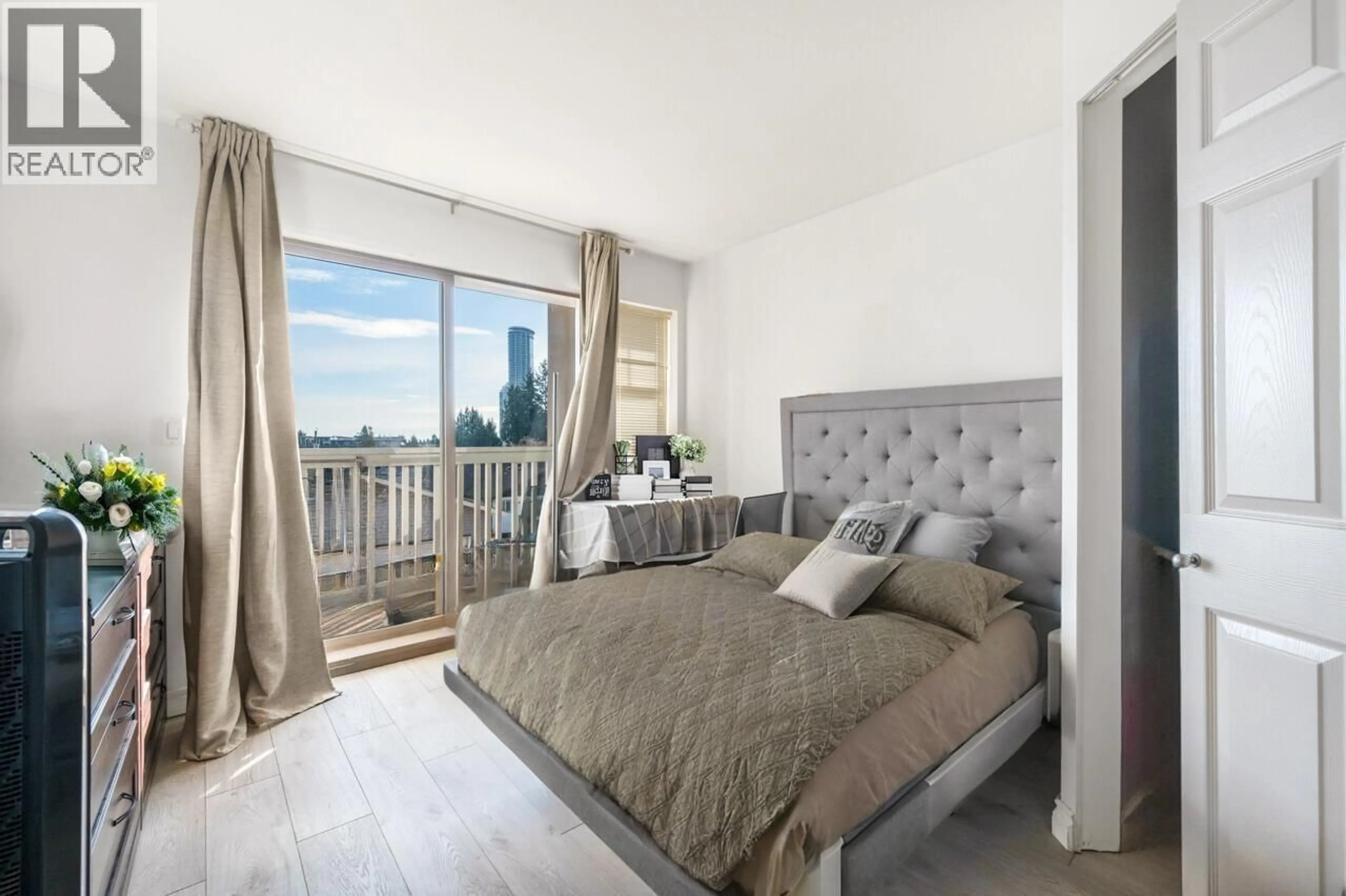 Bedroom with bed, wood/laminate floor for 25 - 7238 18TH AVENUE, Burnaby British Columbia V3N1H3