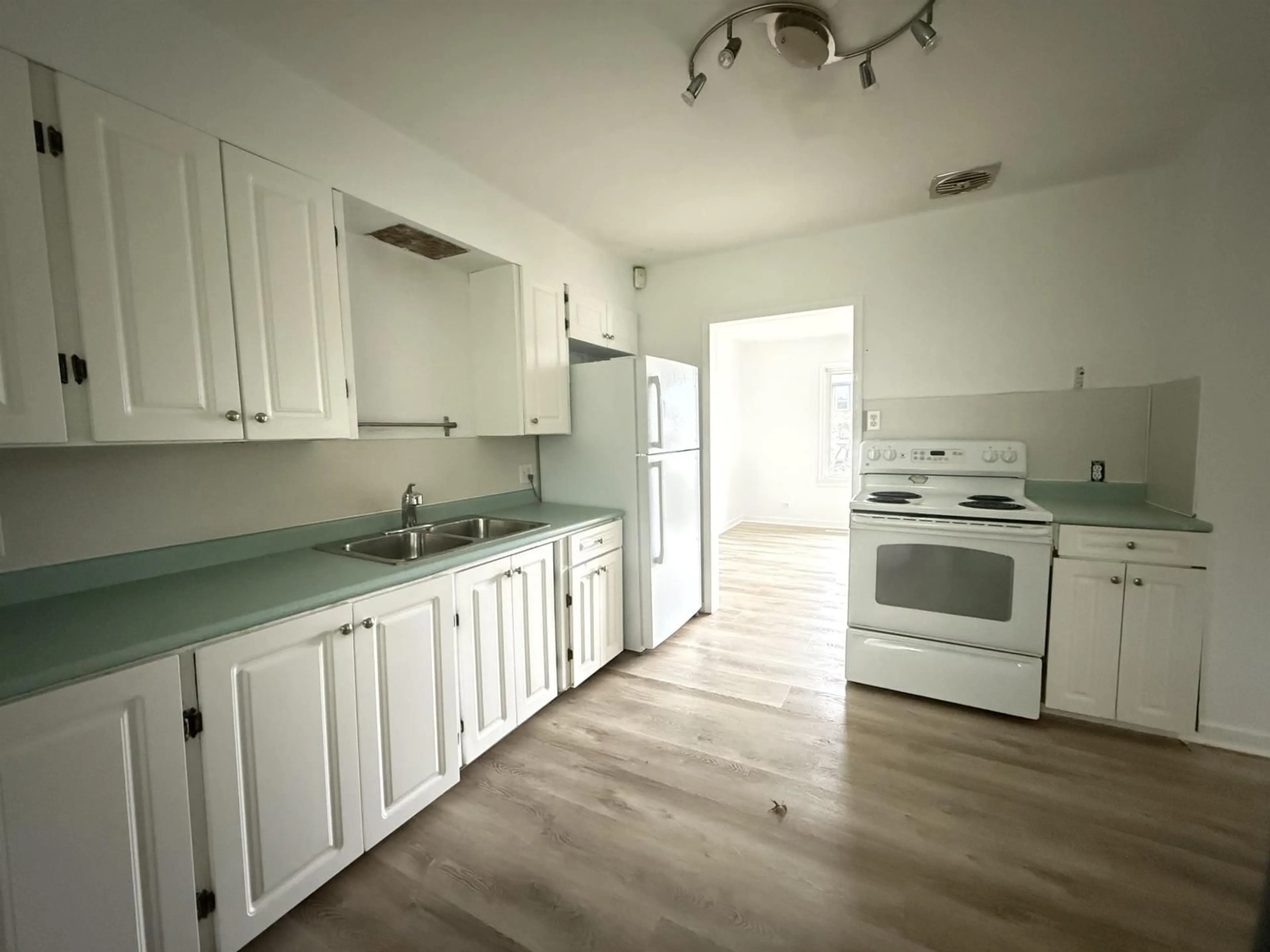 Standard kitchen, unknown for 9716 WILLIAMS STREET, Chilliwack British Columbia V2P5G7