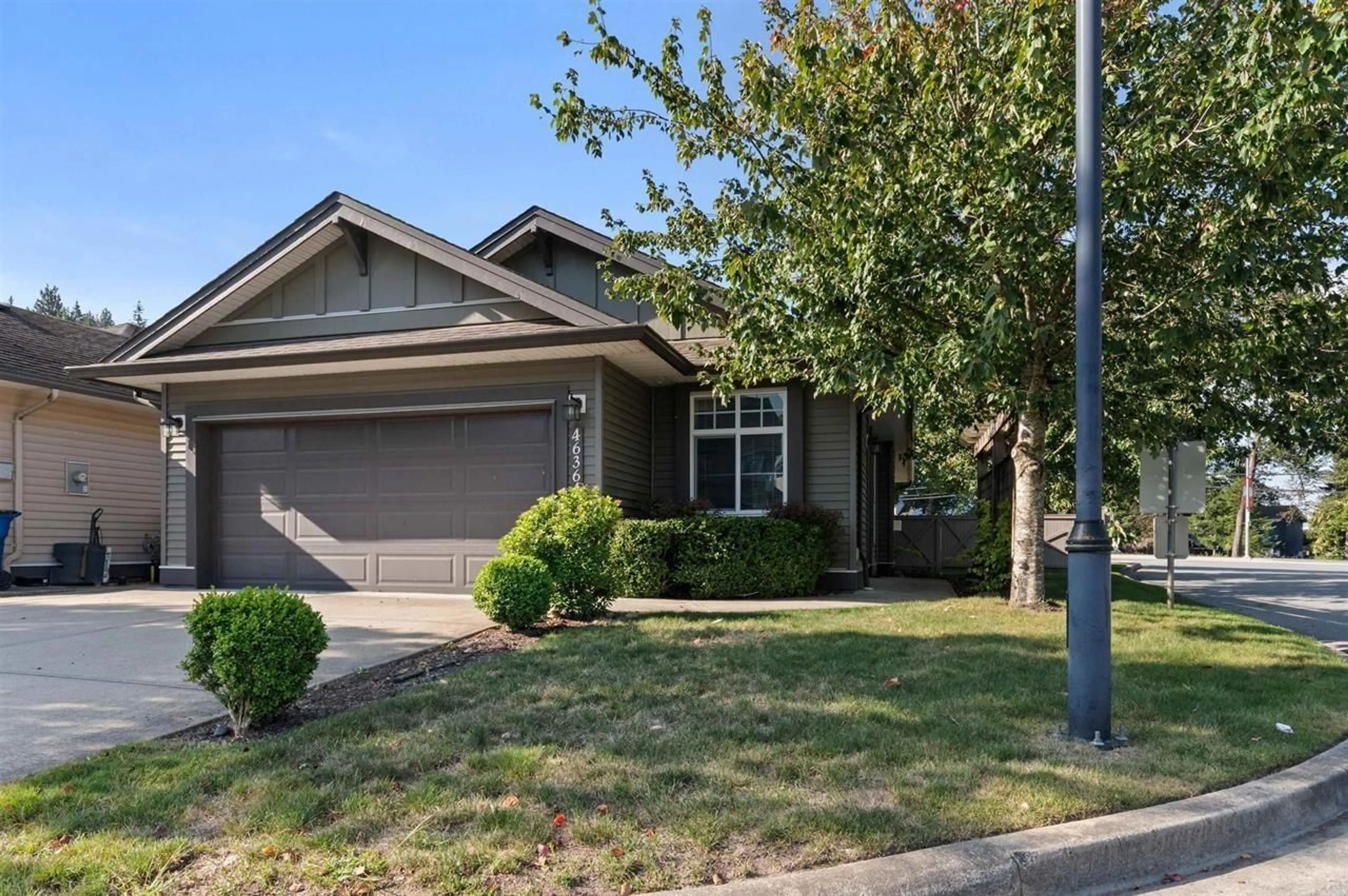 Home with vinyl exterior material, street for 46364 BEDFORD PARKWAY, Chilliwack British Columbia V2R5N4