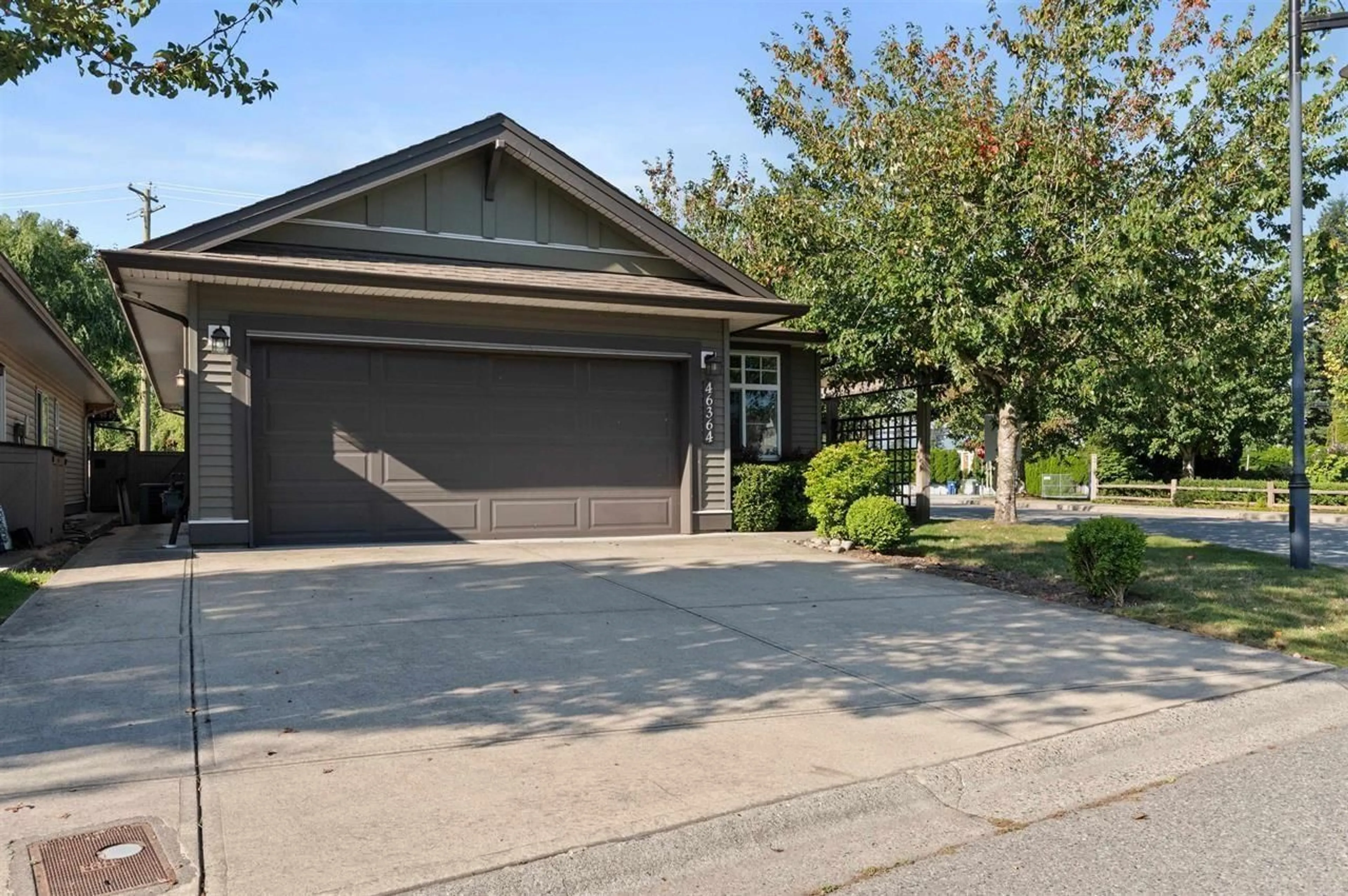 Home with vinyl exterior material, street for 46364 BEDFORD PARKWAY, Chilliwack British Columbia V2R5N4