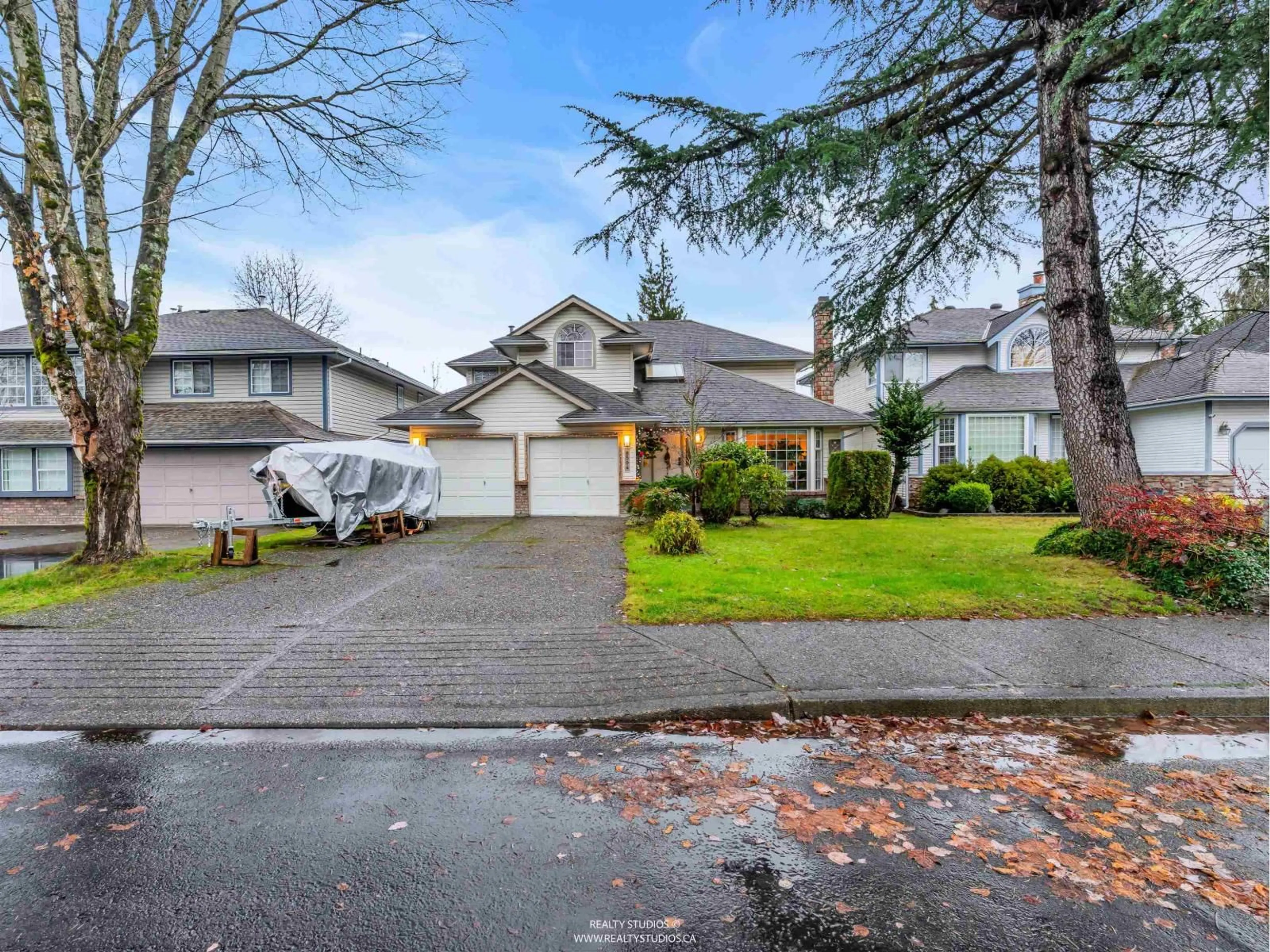 A pic from outside/outdoor area/front of a property/back of a property/a pic from drone, street for 8594 212 STREET, Langley British Columbia V1M2E7