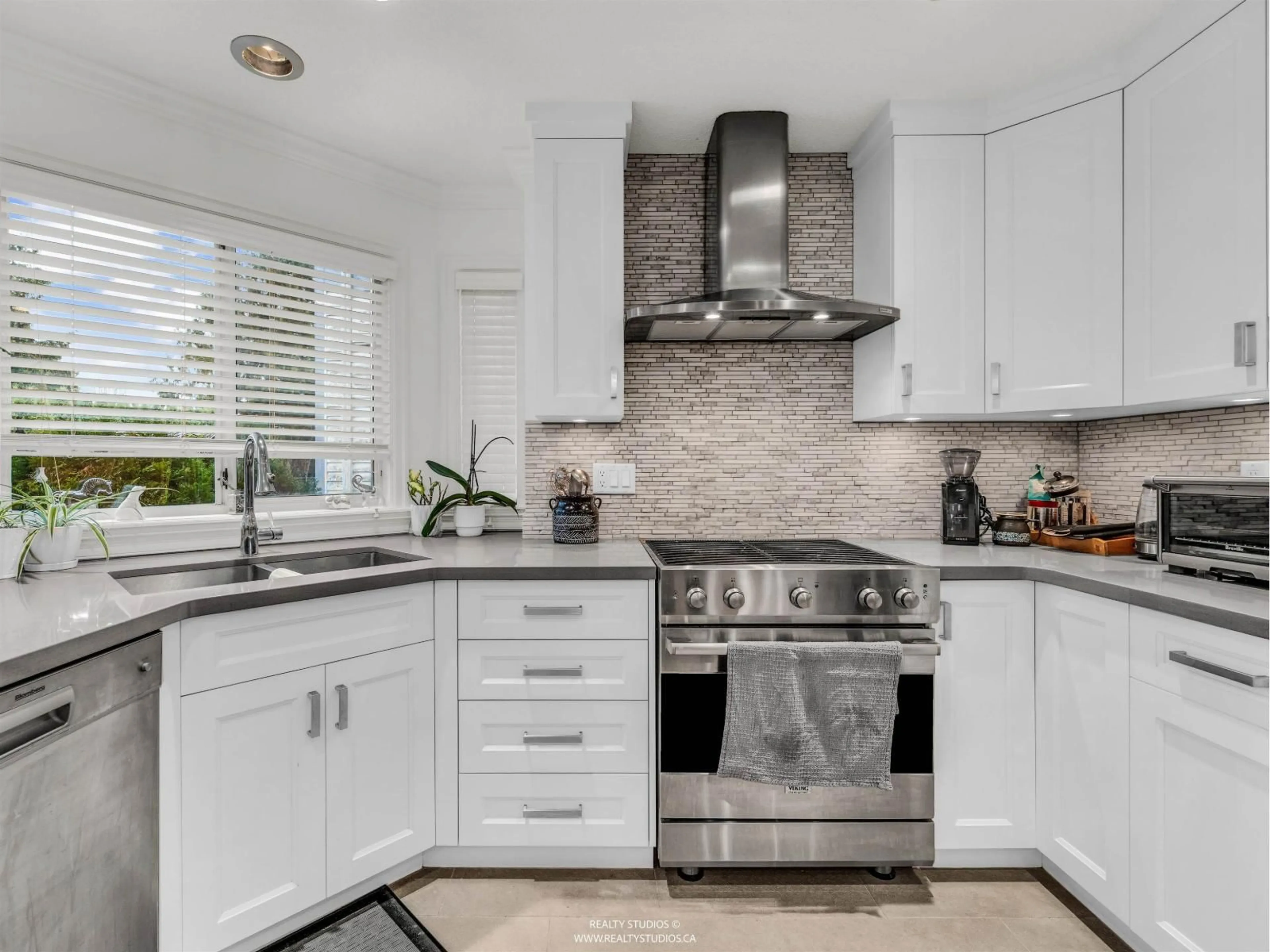 Contemporary kitchen, ceramic/tile floor for 8594 212 STREET, Langley British Columbia V1M2E7