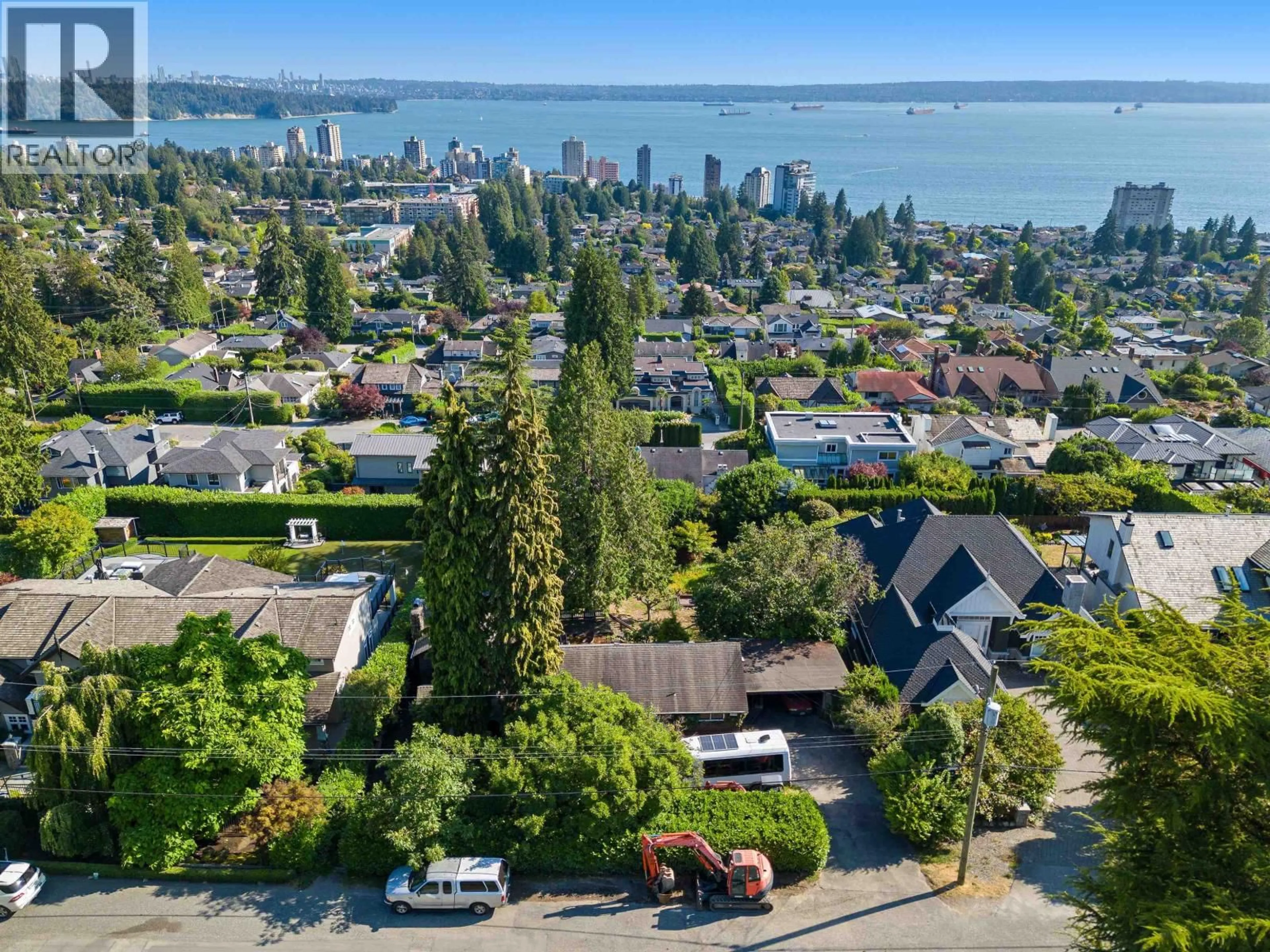 A pic from outside/outdoor area/front of a property/back of a property/a pic from drone, water/lake/river/ocean view for 2234 OTTAWA AVENUE, West Vancouver British Columbia V7V2S6
