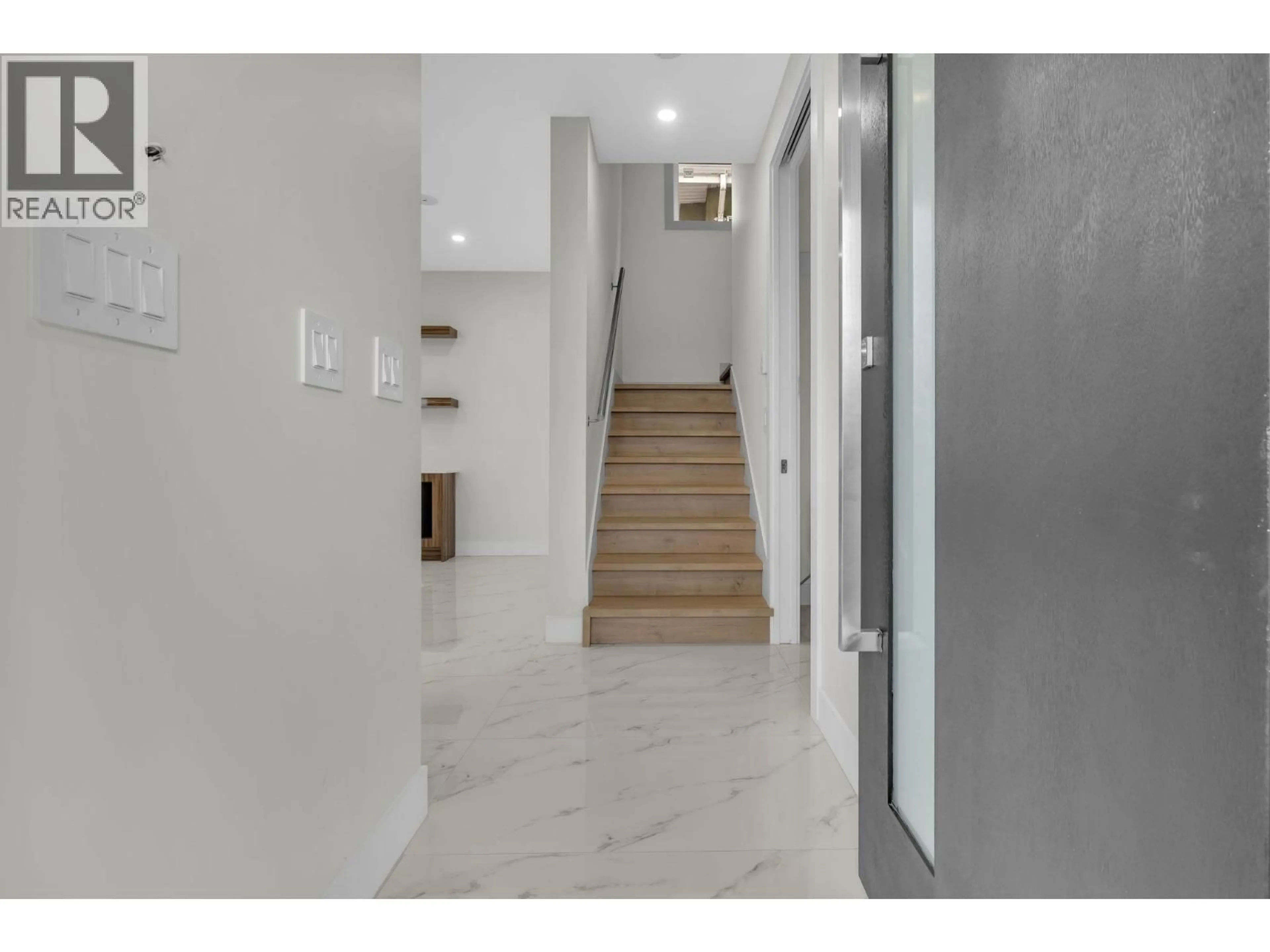 Indoor foyer for 4325 KAMLOOPS STREET, Vancouver British Columbia V5R1M8