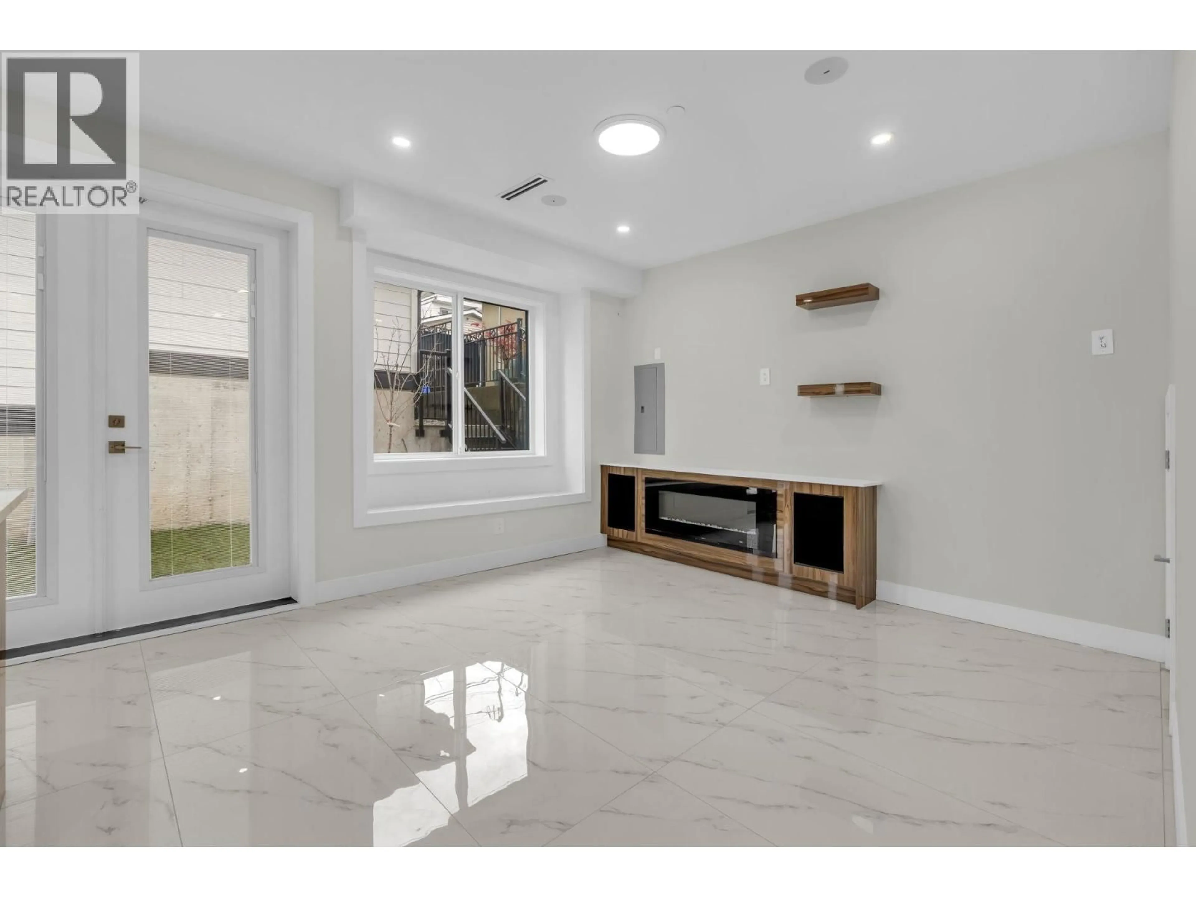 Unknown for 4325 KAMLOOPS STREET, Vancouver British Columbia V5R1M8