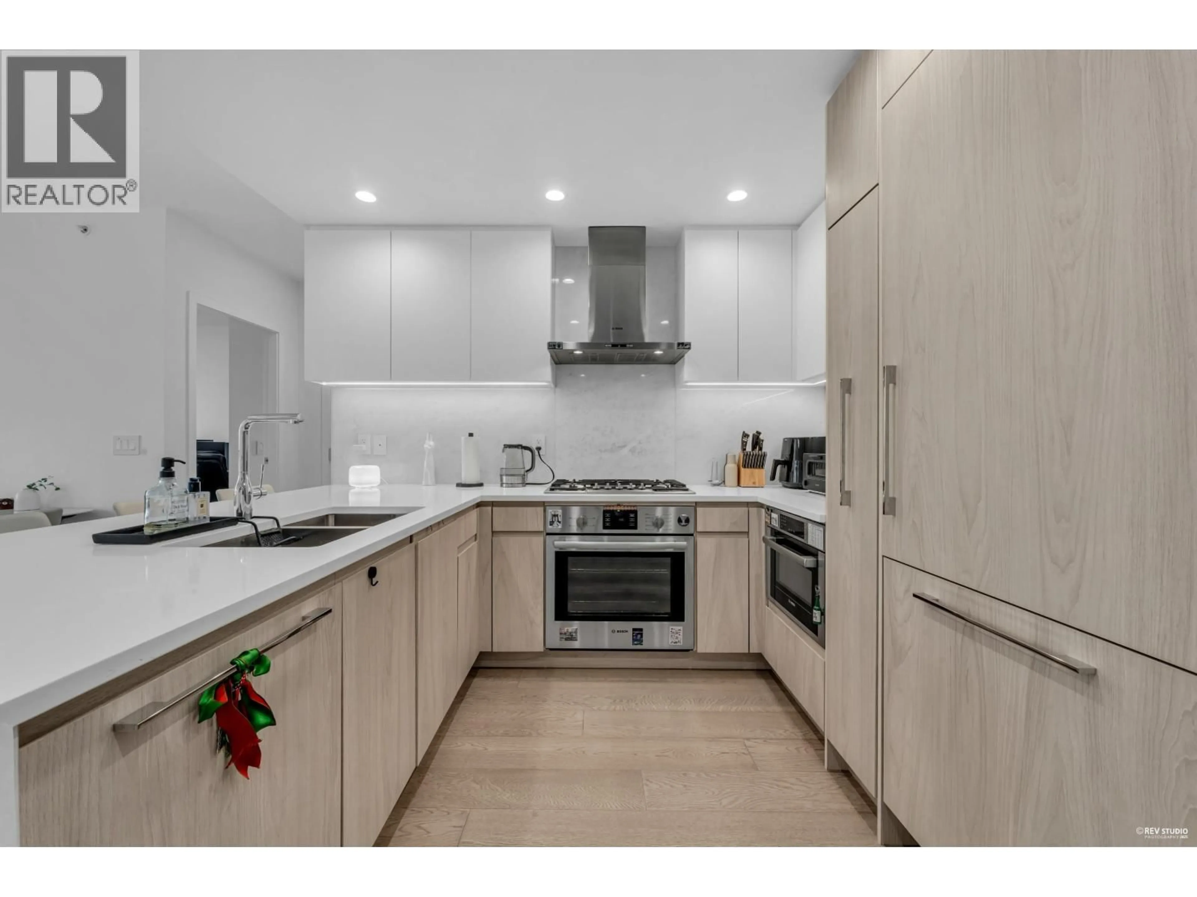 Standard kitchen, unknown for 308 - 177 3RD STREET, North Vancouver British Columbia V7M0G5