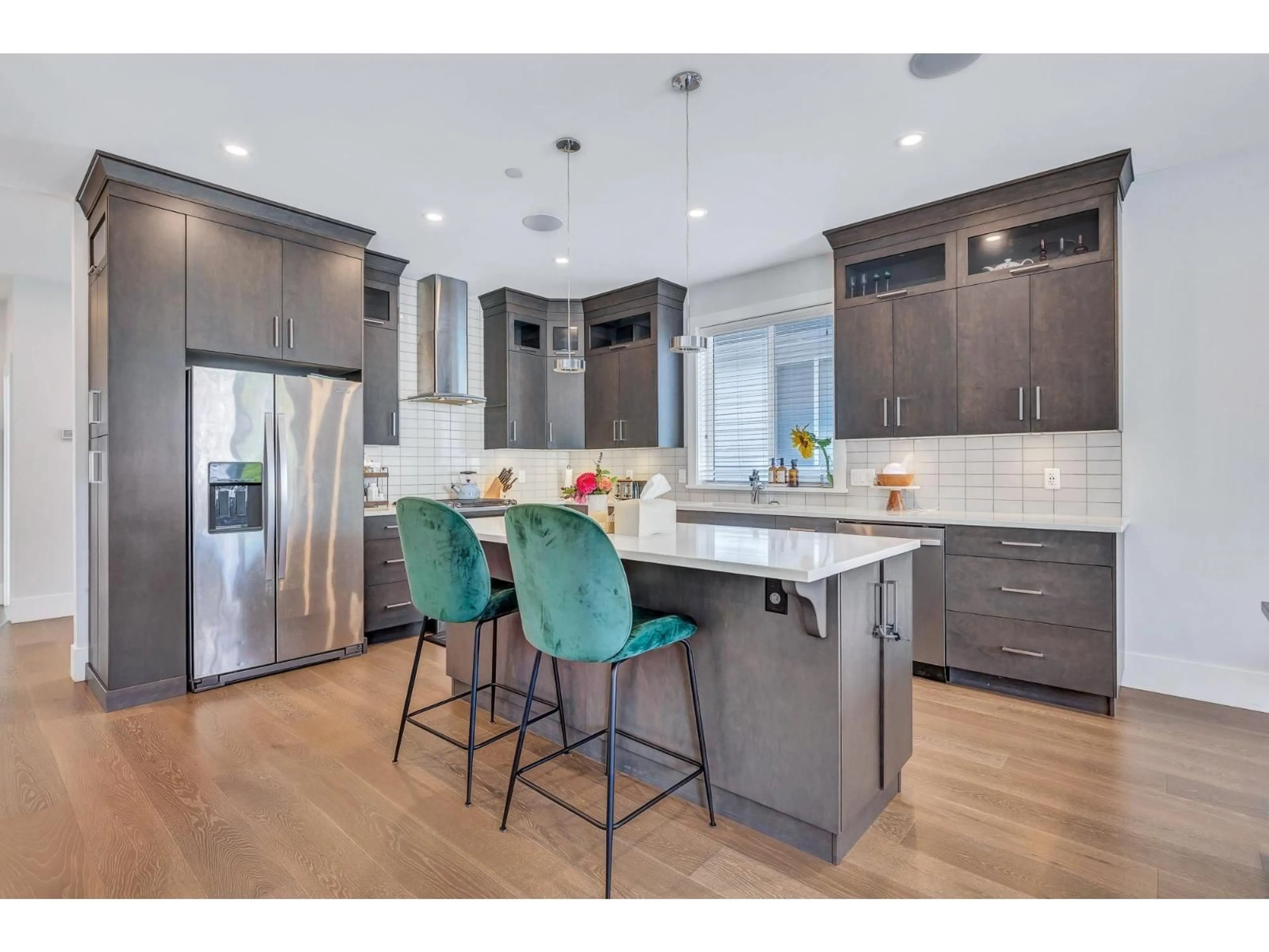 Contemporary kitchen, unknown for 34645 3RD AVENUE, Abbotsford British Columbia V2S8B9