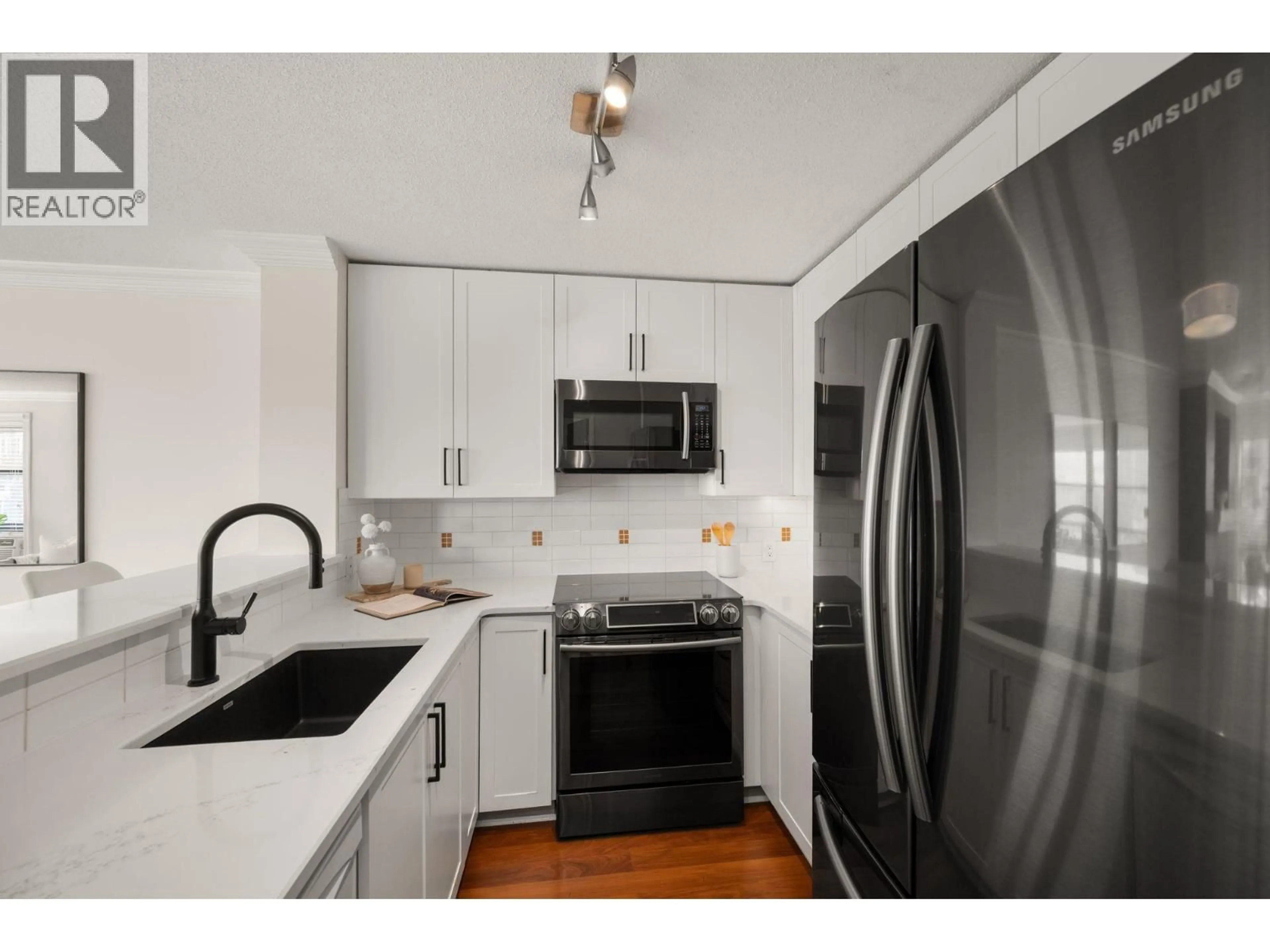 Standard kitchen, unknown for 301 - 124 3RD STREET, North Vancouver British Columbia V7M1E8