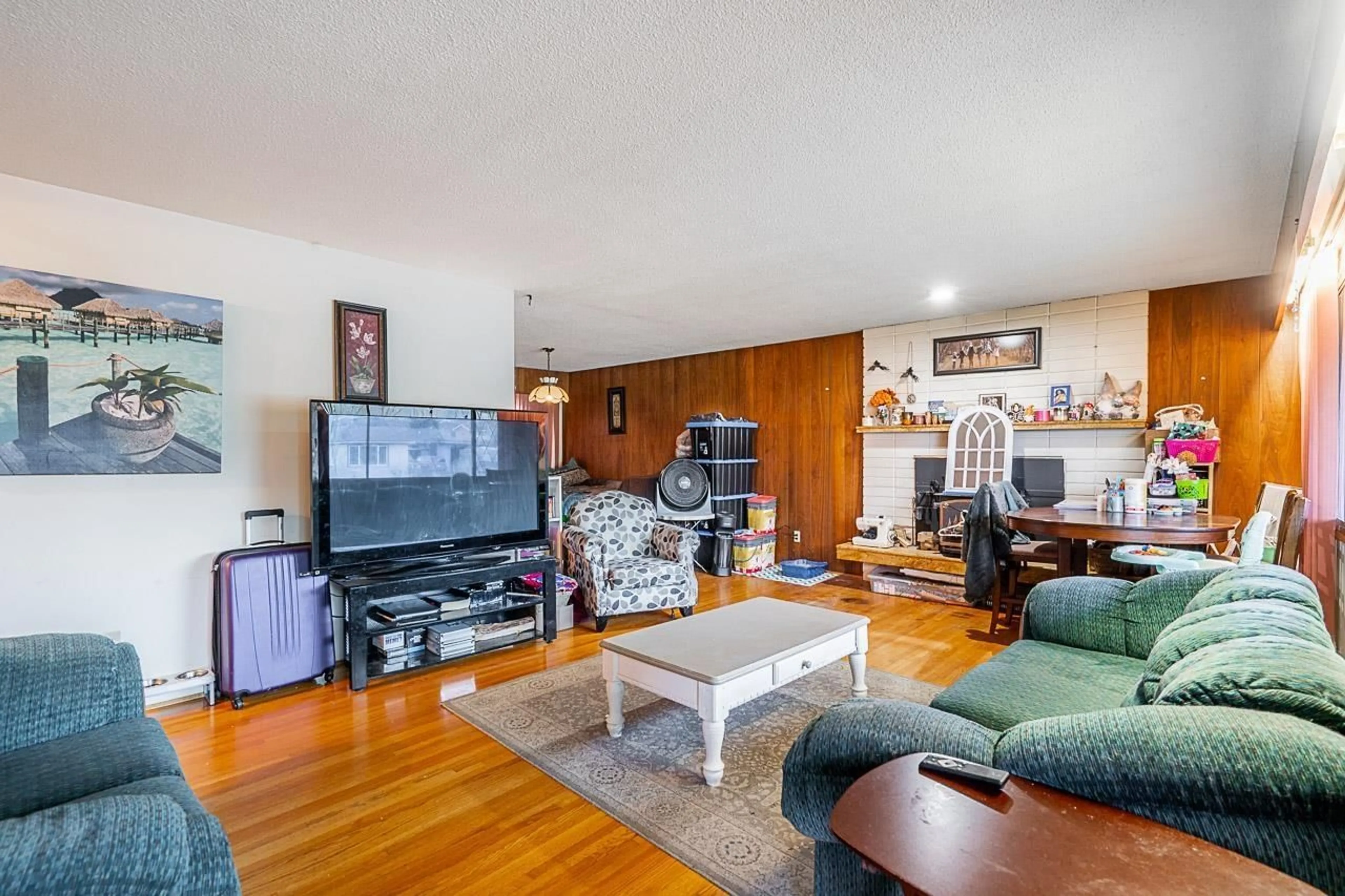 Living room with furniture, wood/laminate floor for 45596 LEWIS AVENUE, Chilliwack British Columbia V2P3C6