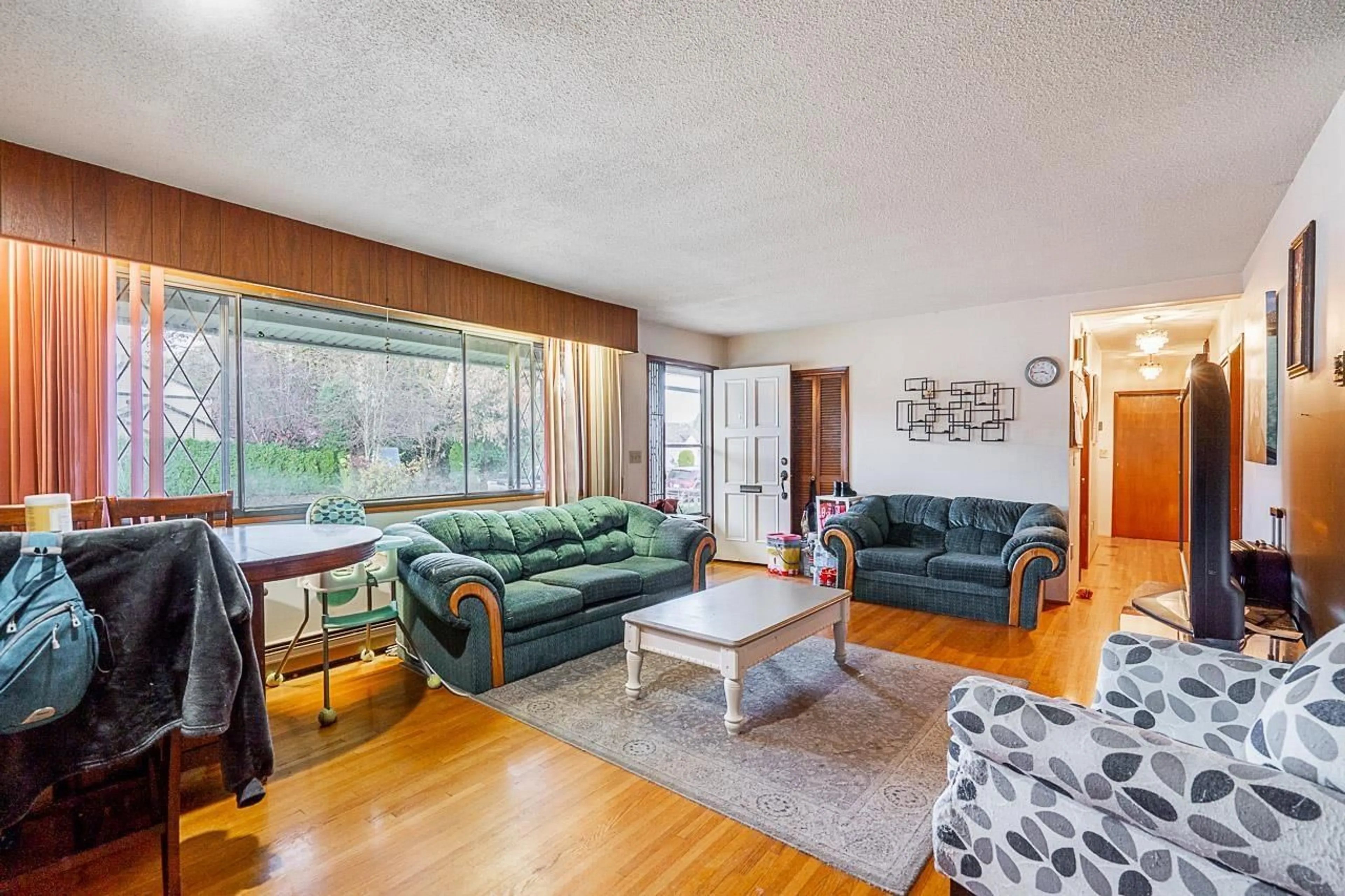 Living room with furniture, wood/laminate floor for 45596 LEWIS AVENUE, Chilliwack British Columbia V2P3C6