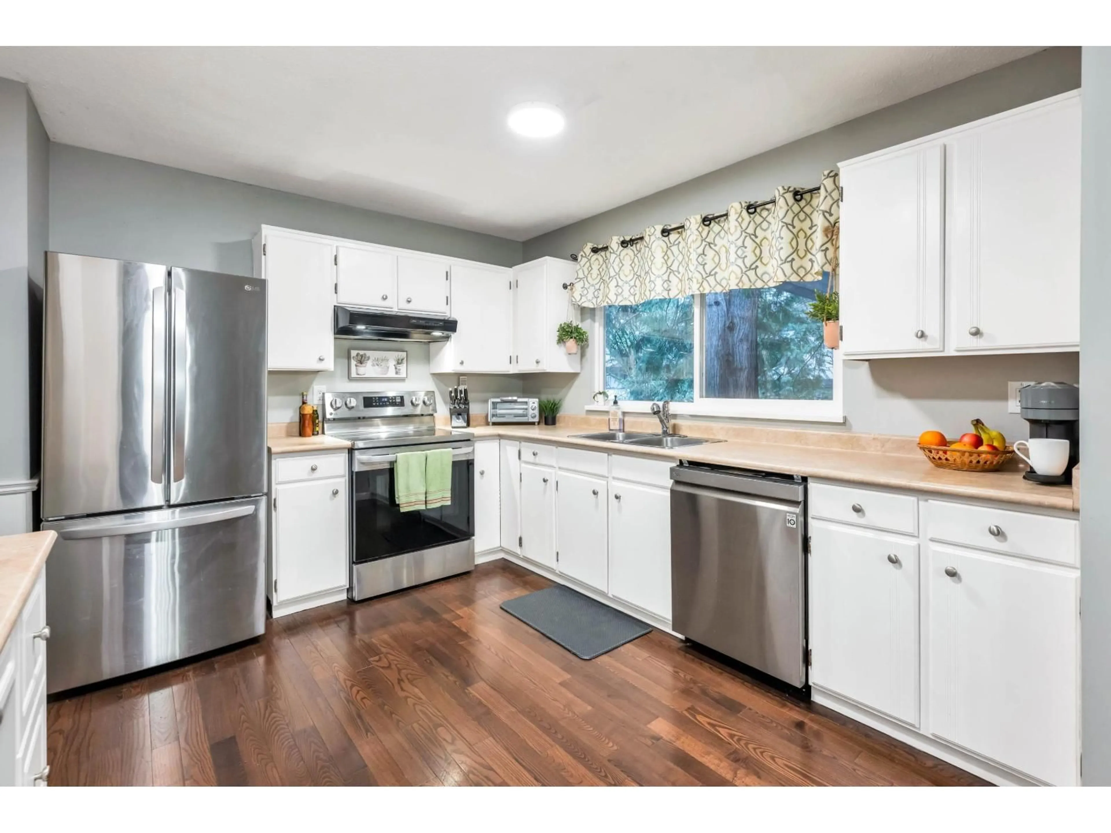 Open concept kitchen, wood/laminate floor for 4932 205 STREET, Langley British Columbia V3A5P7