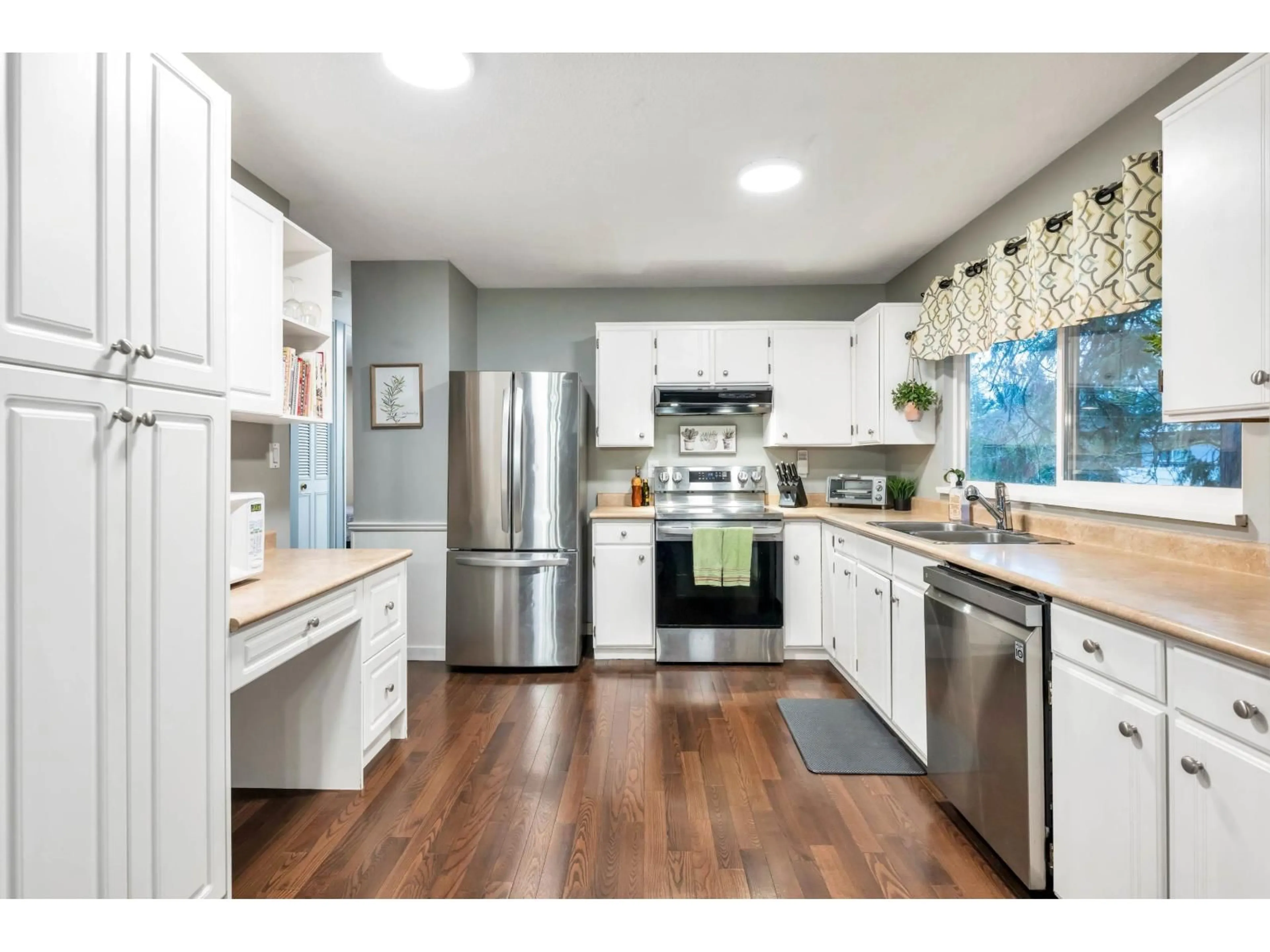 Open concept kitchen, wood/laminate floor for 4932 205 STREET, Langley British Columbia V3A5P7