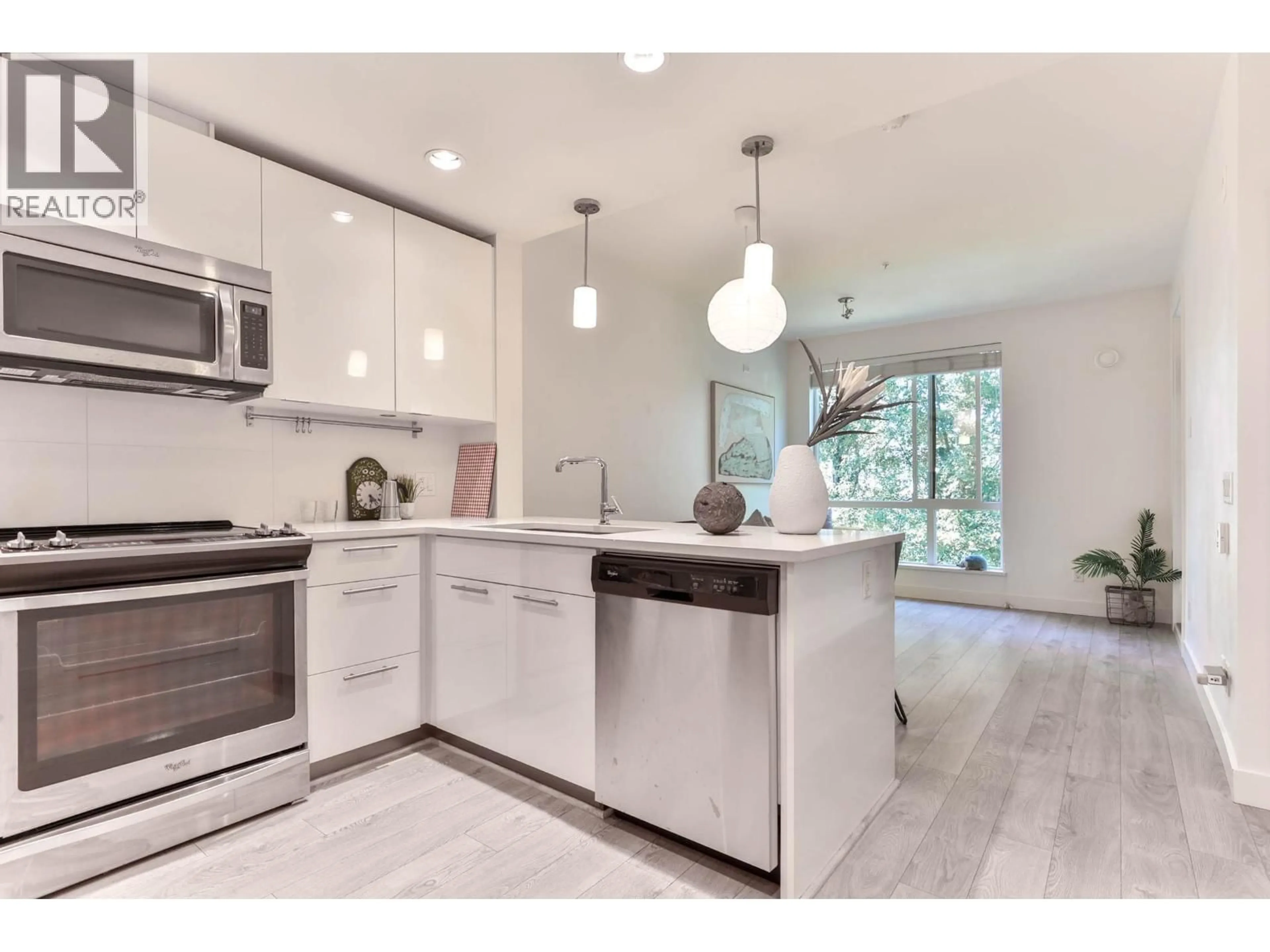 Open concept kitchen, ceramic/tile floor for 527 - 723 3RD STREET, North Vancouver British Columbia V7M0E4