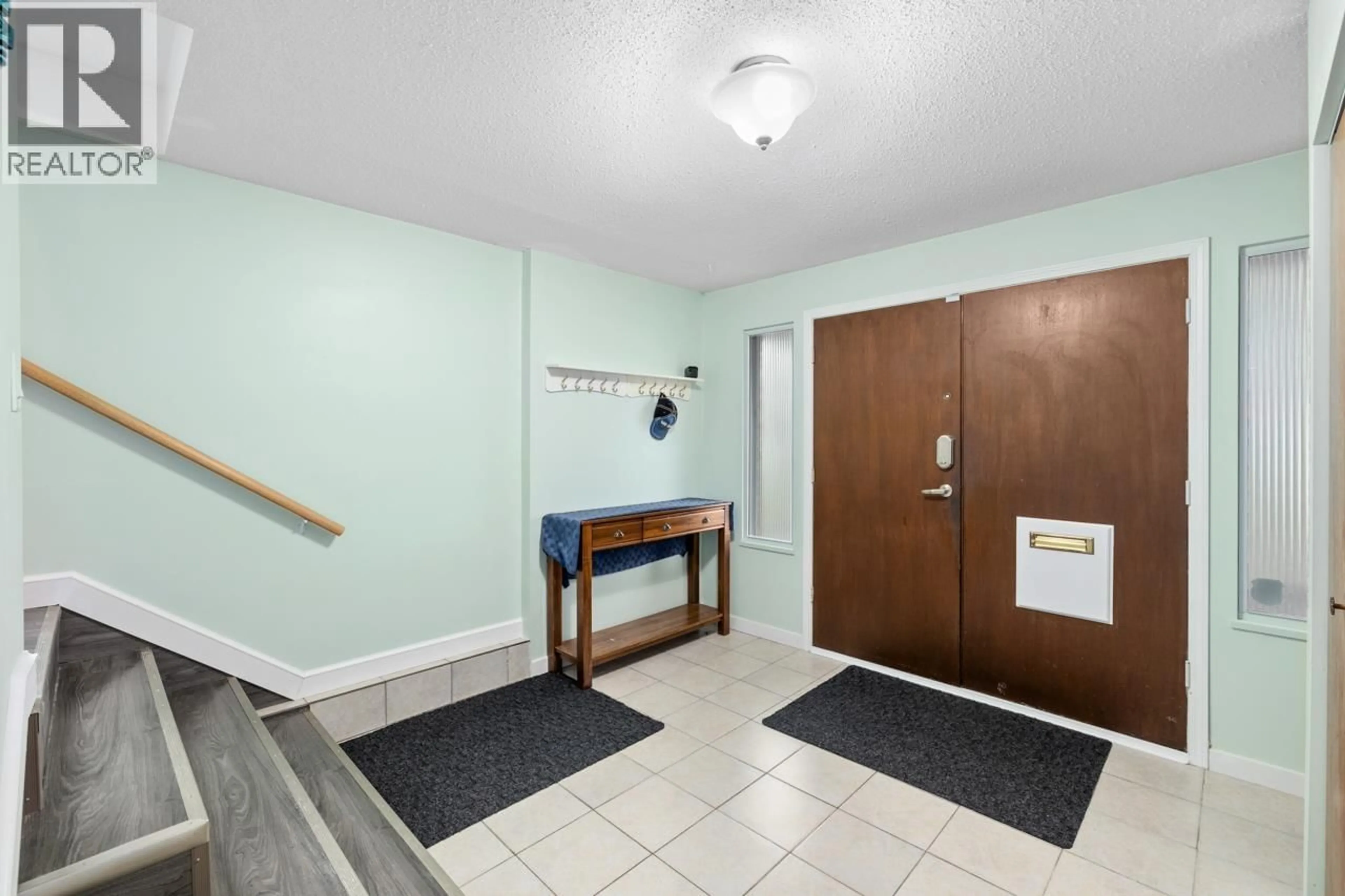 Indoor foyer for 8225 18TH AVENUE, Burnaby British Columbia V3N1K4