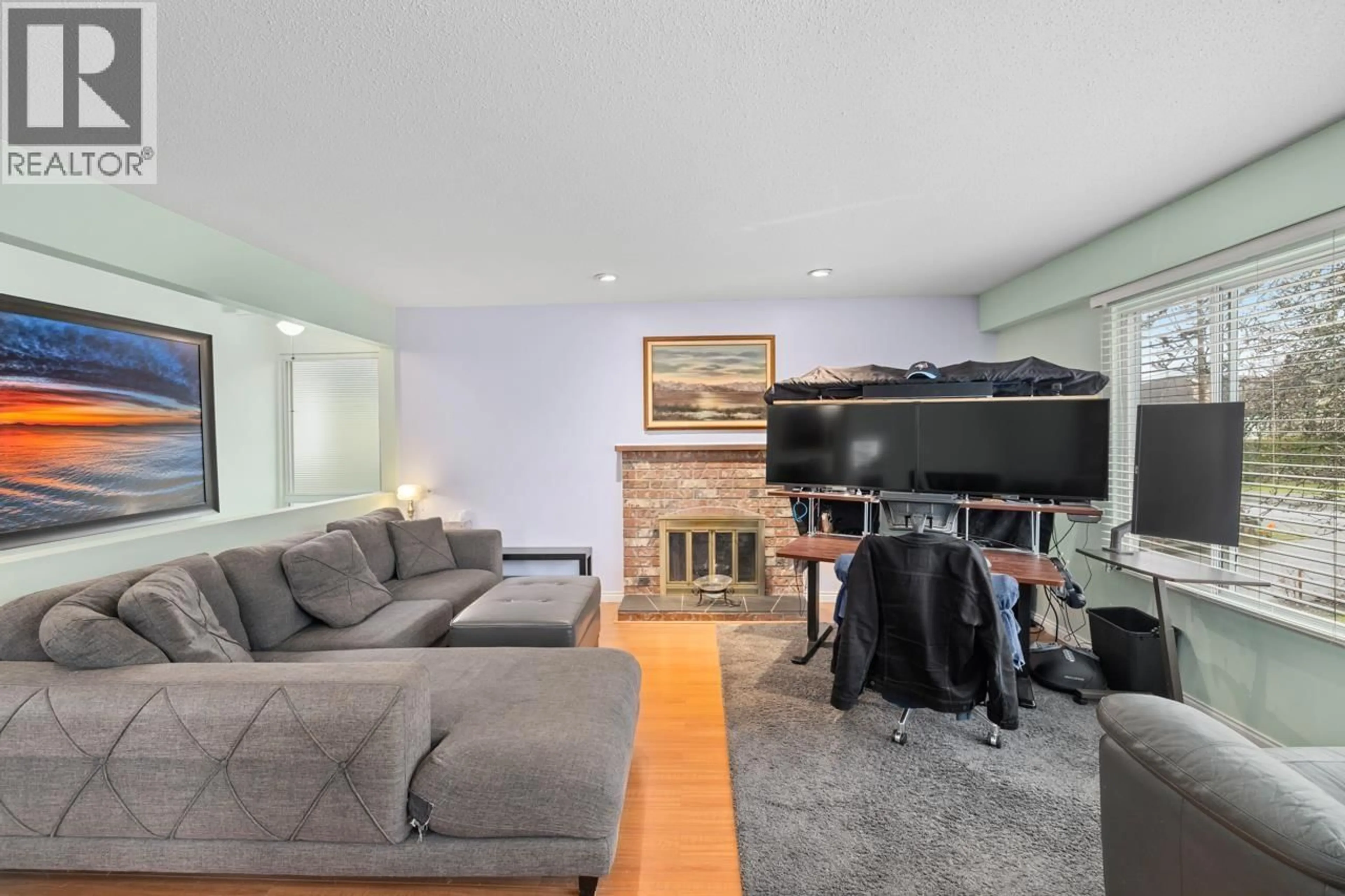 Living room with furniture, unknown for 8225 18TH AVENUE, Burnaby British Columbia V3N1K4