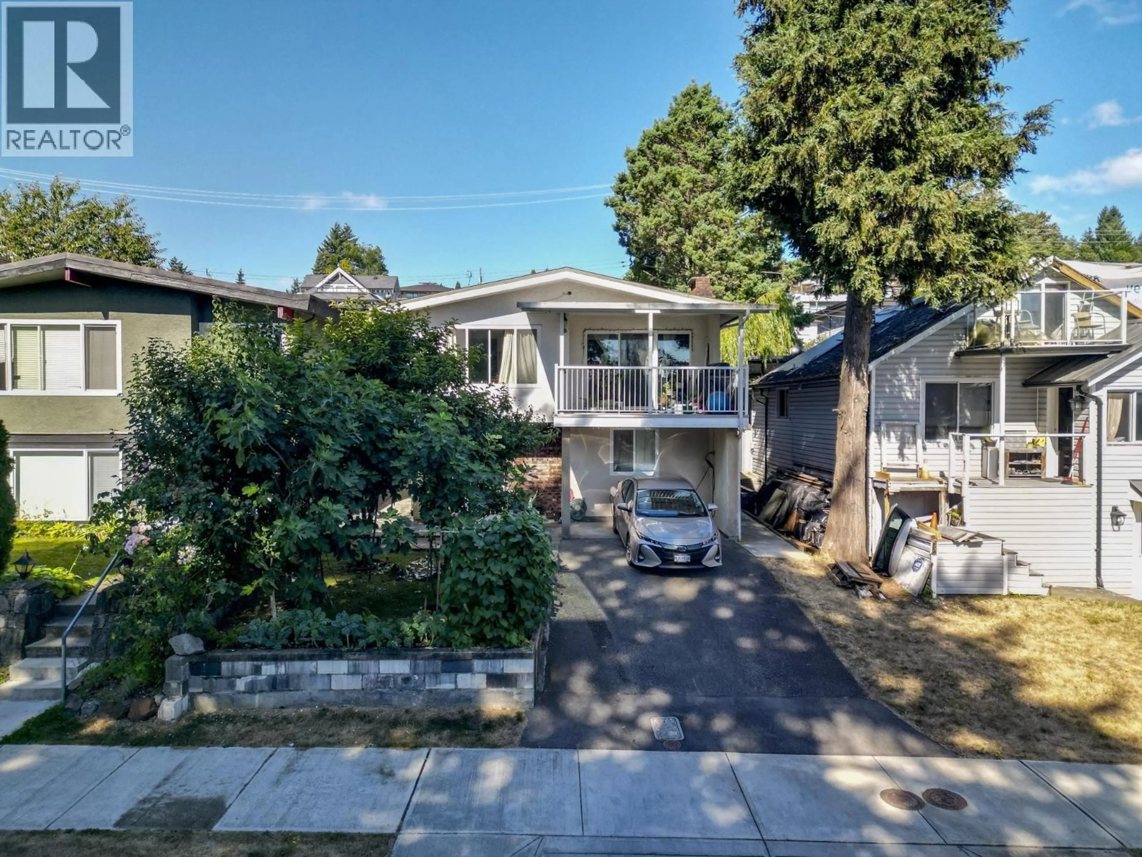 A pic from outside/outdoor area/front of a property/back of a property/a pic from drone, street for 45 STRATFORD AVENUE, Burnaby British Columbia V5B1L1