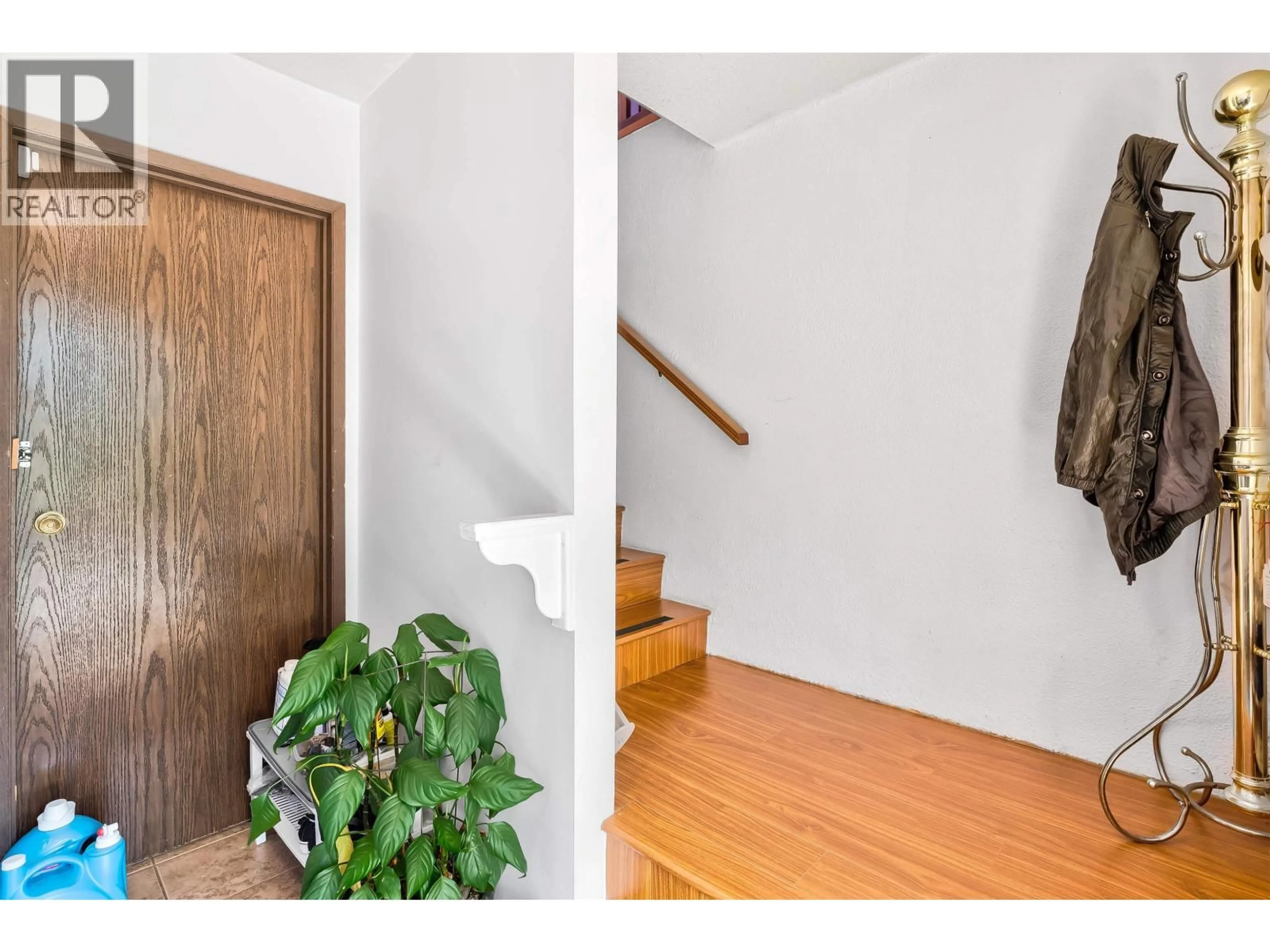 Indoor entryway for 45 STRATFORD AVENUE, Burnaby British Columbia V5B1L1