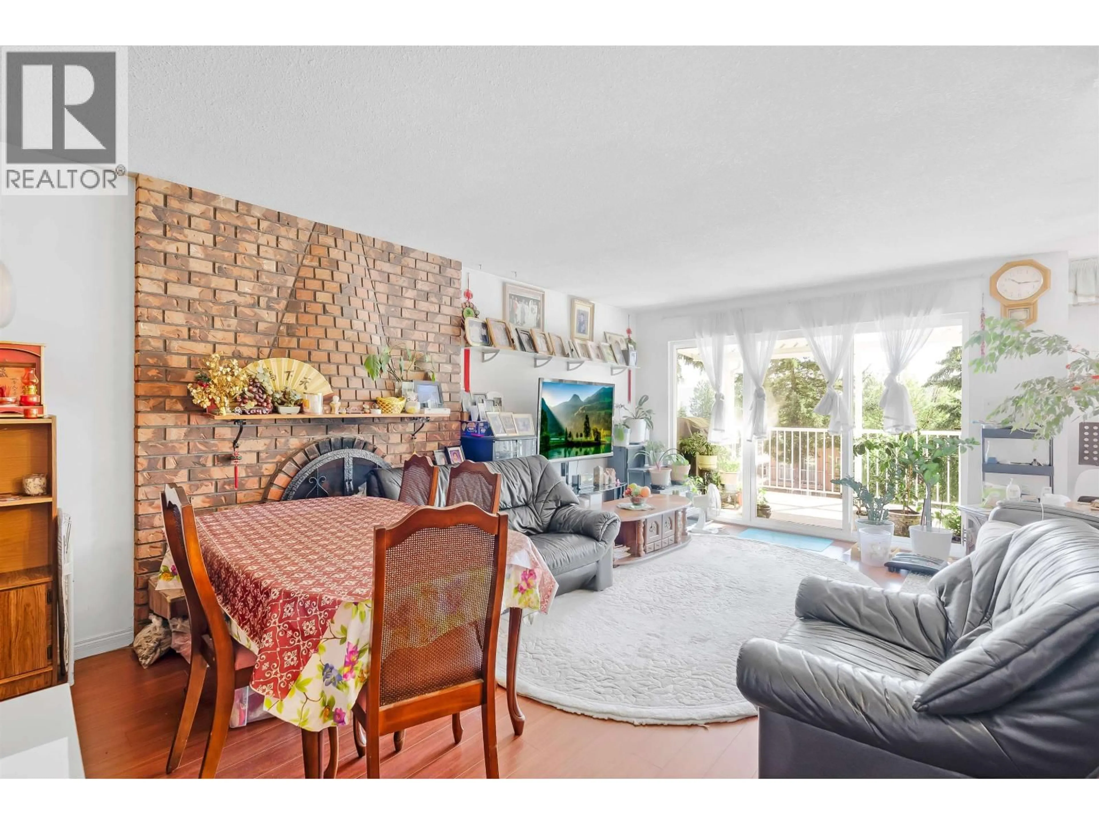 Living room with furniture, unknown for 45 STRATFORD AVENUE, Burnaby British Columbia V5B1L1