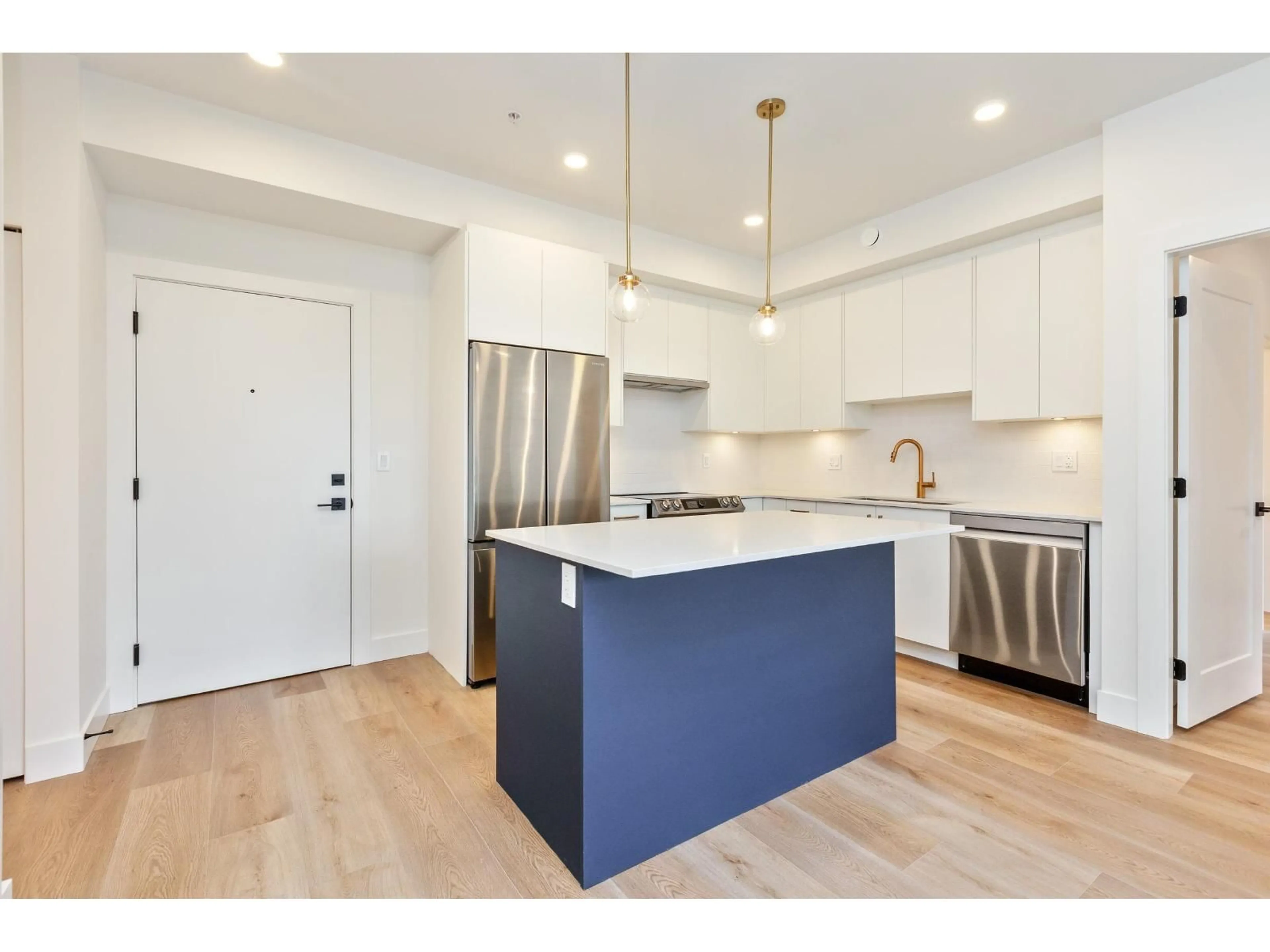 Open concept kitchen, wood/laminate floor for 114 - 20282 72B AVENUE, Langley British Columbia V2Y1T9