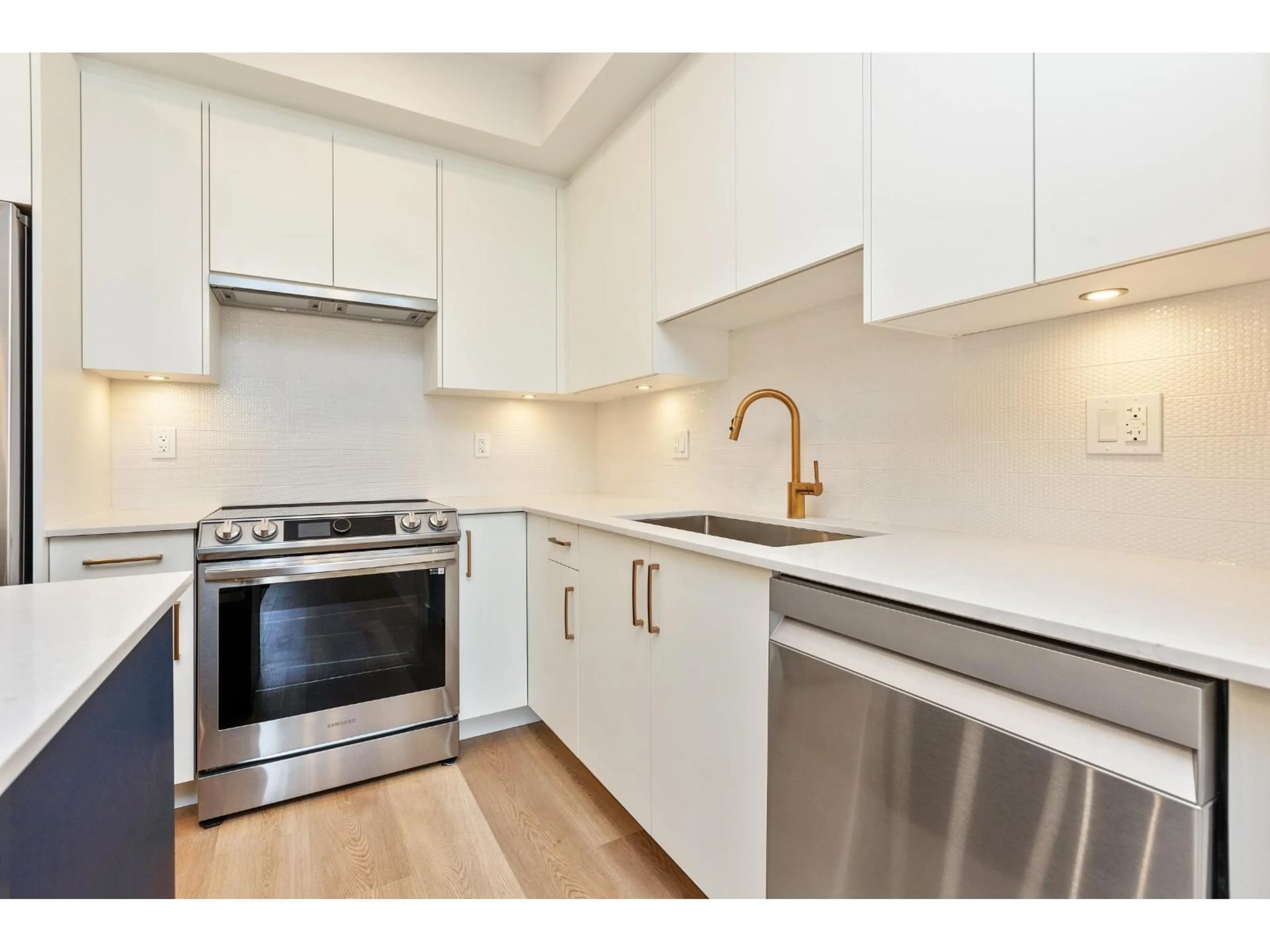 Standard kitchen, unknown for 114 - 20282 72B AVENUE, Langley British Columbia V2Y1T9