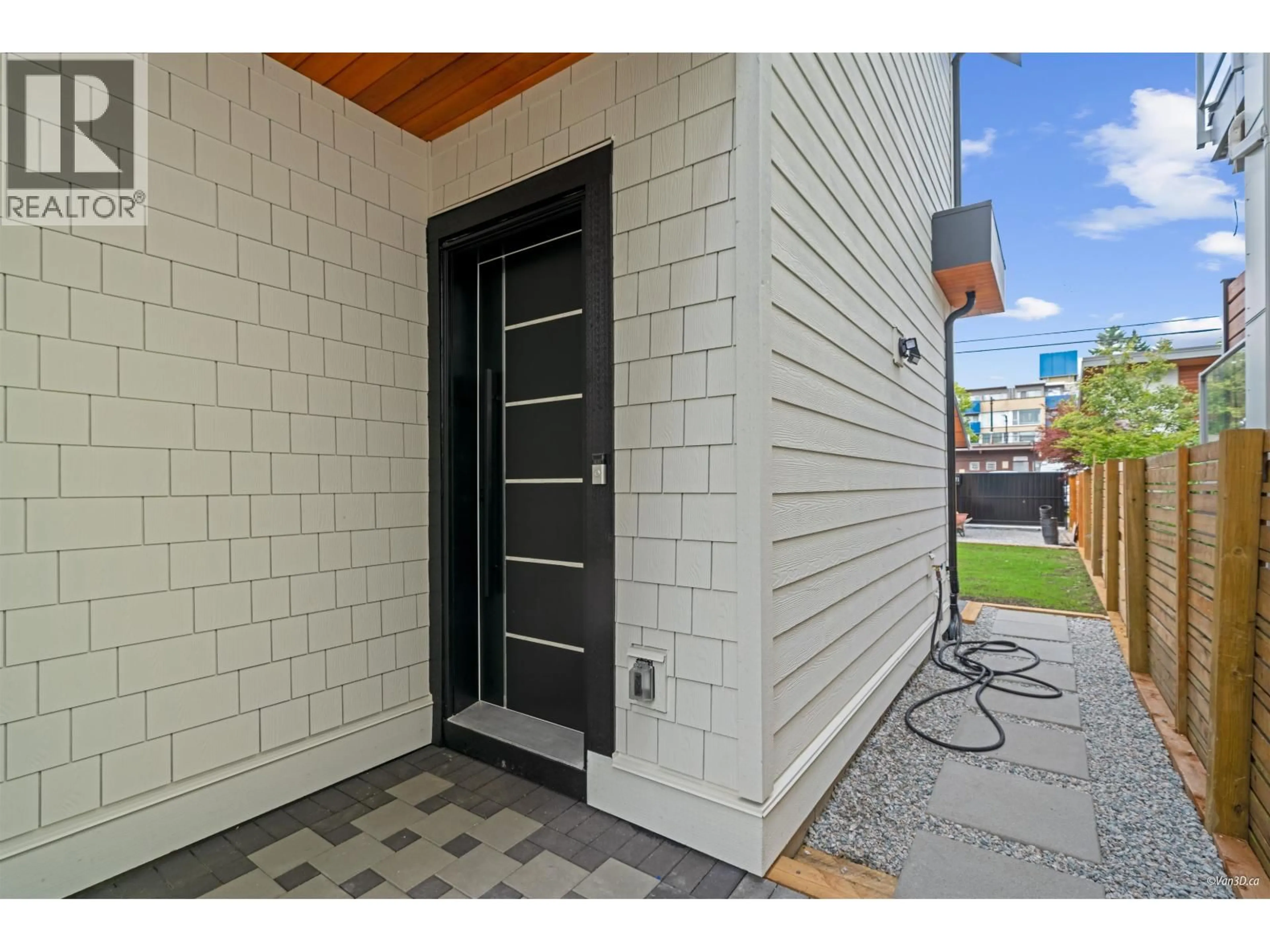 Indoor entryway for 2 - 4463 WALDEN STREET, Vancouver British Columbia V5V3S4