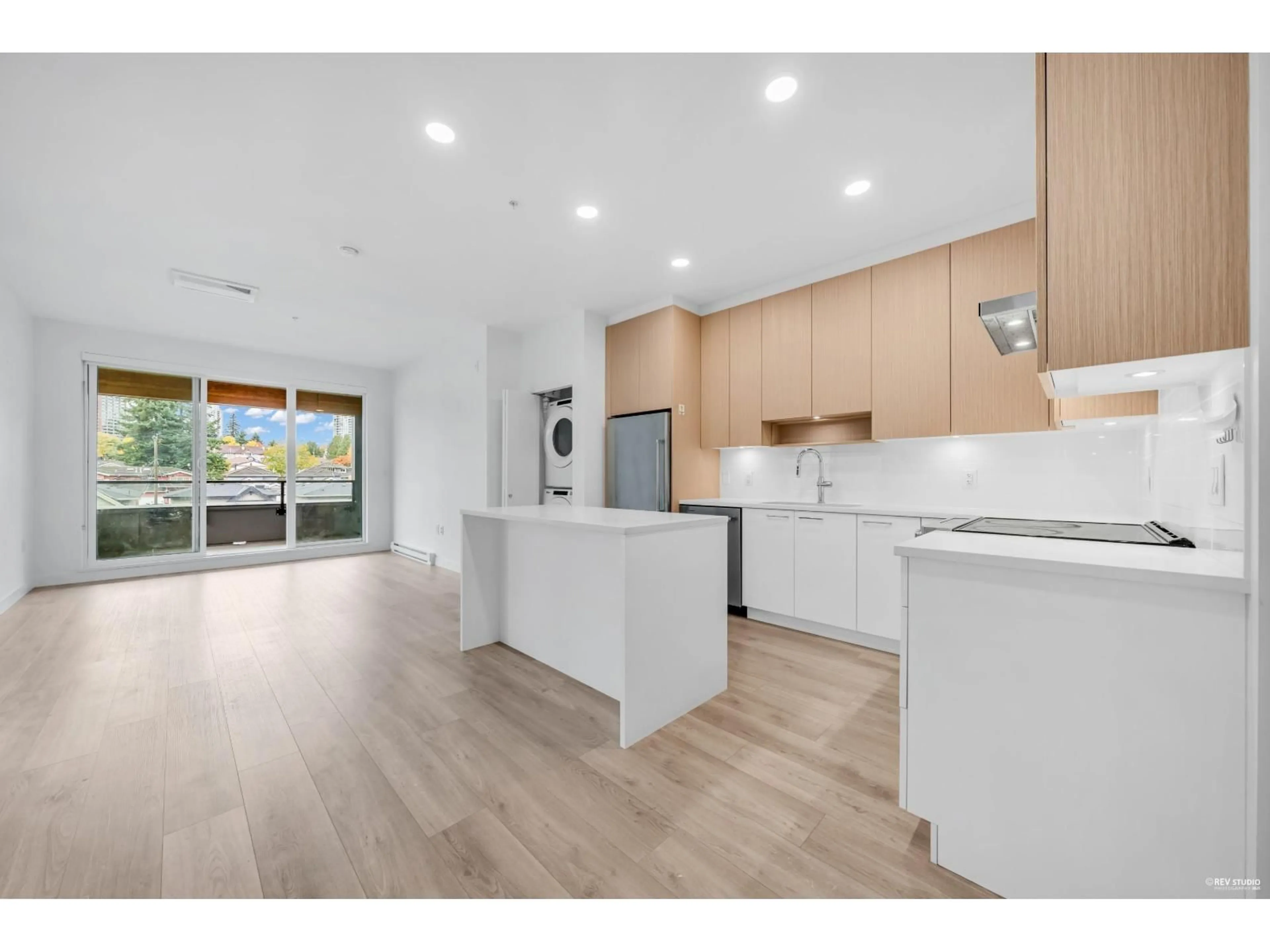 Open concept kitchen, wood/laminate floor for 812 - 13750 100 AVENUE, Surrey British Columbia V3T0L3