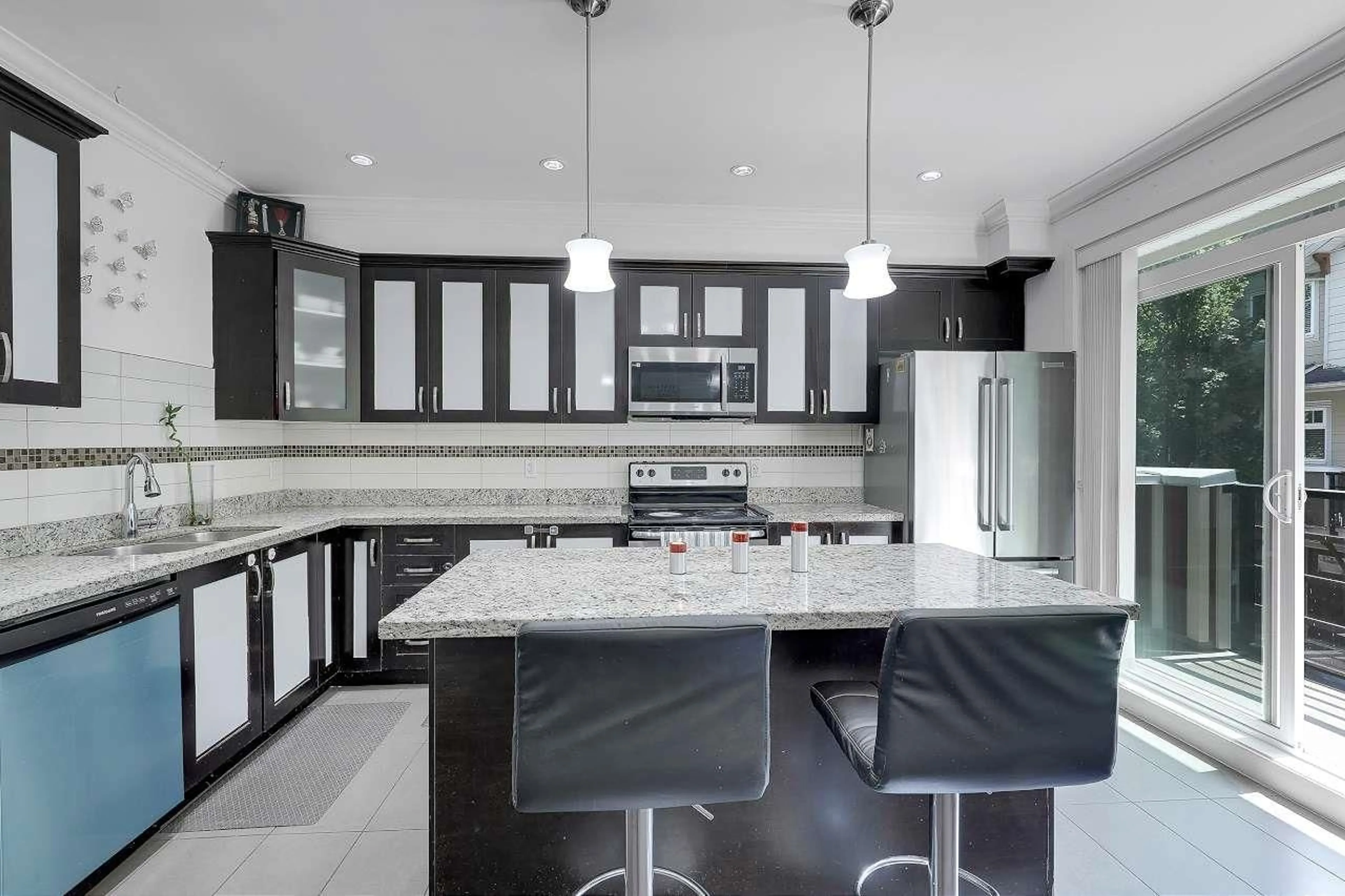 Contemporary kitchen, ceramic/tile floor for 9 - 6383 140 STREET, Surrey British Columbia V3W0E9