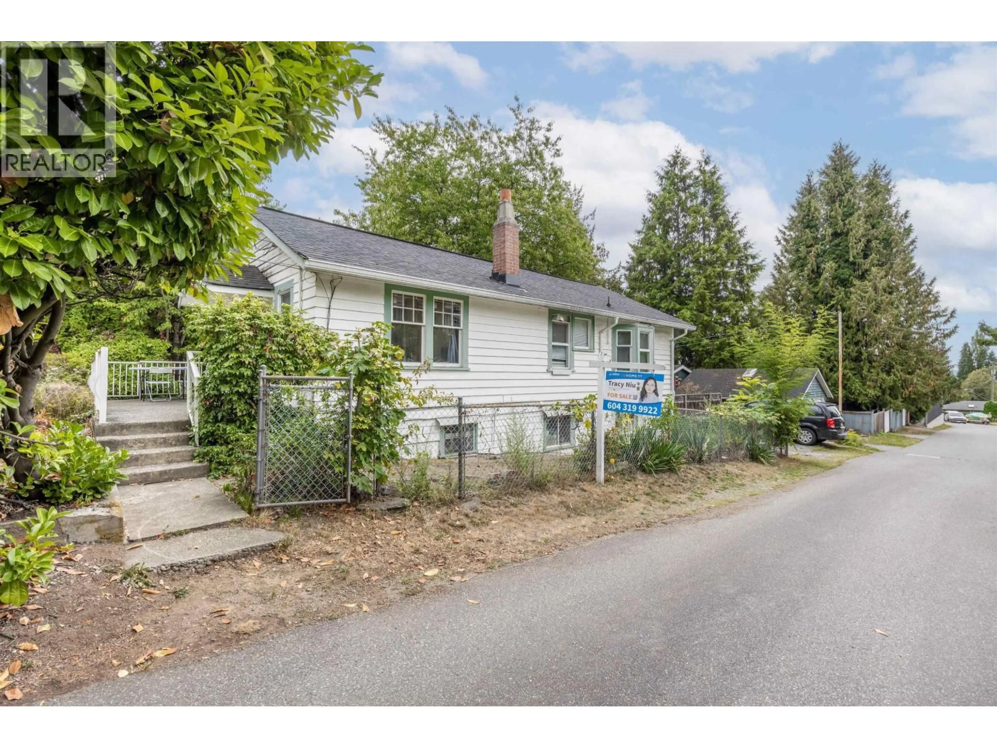 A pic from outside/outdoor area/front of a property/back of a property/a pic from drone, street for 634 ROCHESTER AVENUE, Coquitlam British Columbia V3K2V7