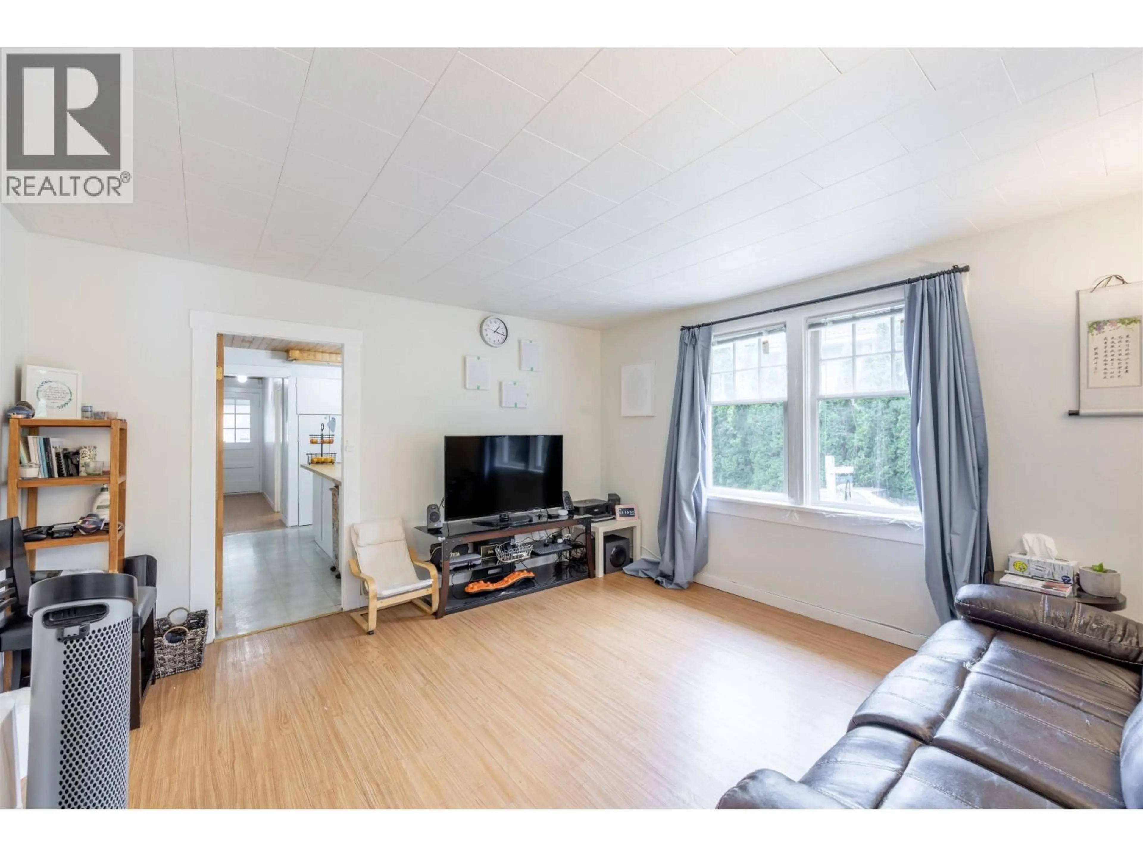 Living room with furniture, wood/laminate floor for 634 ROCHESTER AVENUE, Coquitlam British Columbia V3K2V7