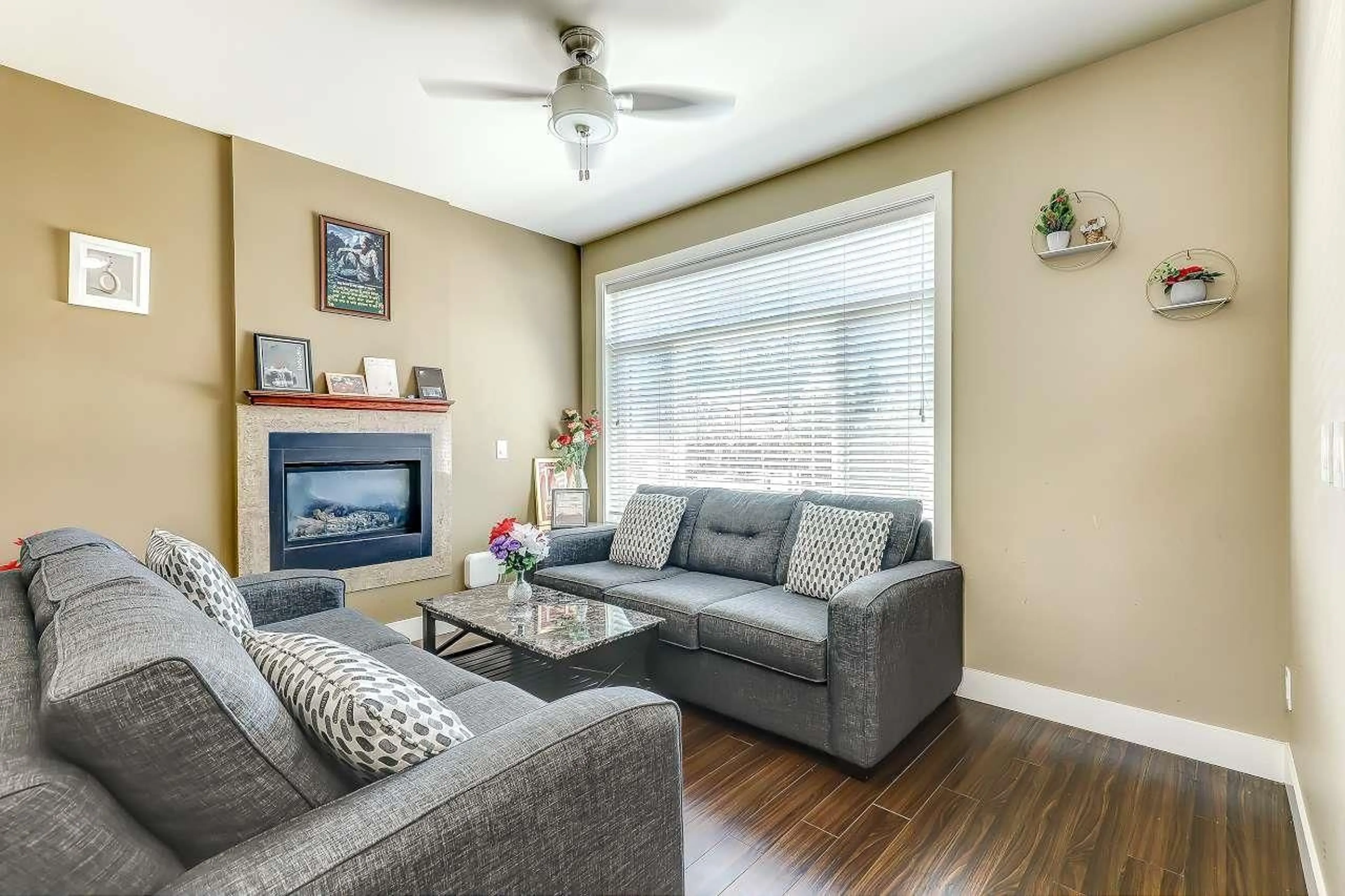 Living room with furniture, wood/laminate floor for 13987 64 AVENUE, Surrey British Columbia V3W1Y7