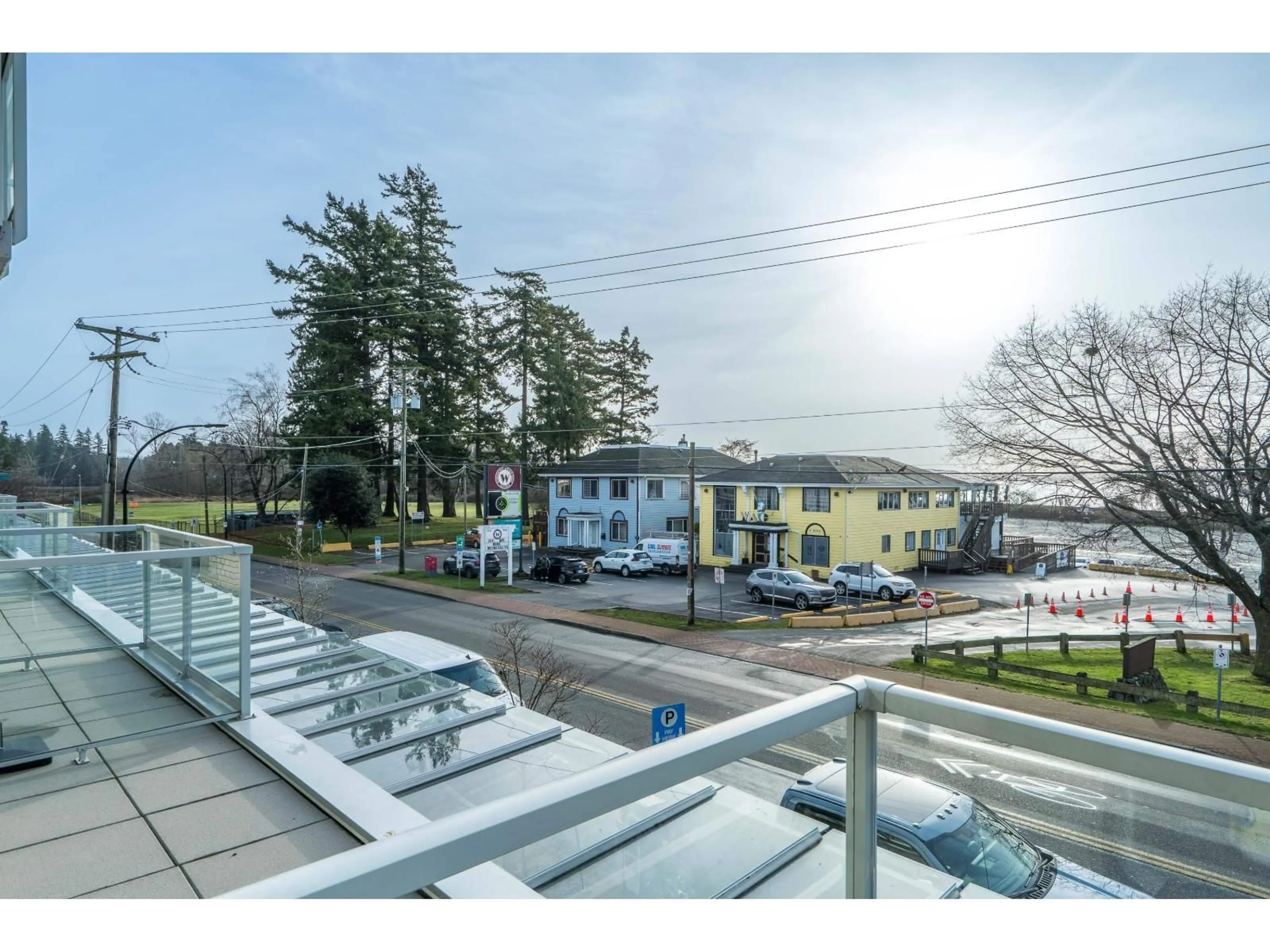 A pic from outside/outdoor area/front of a property/back of a property/a pic from drone, unknown for 204 - 15777 MARINE DRIVE, Surrey British Columbia V4B1E5