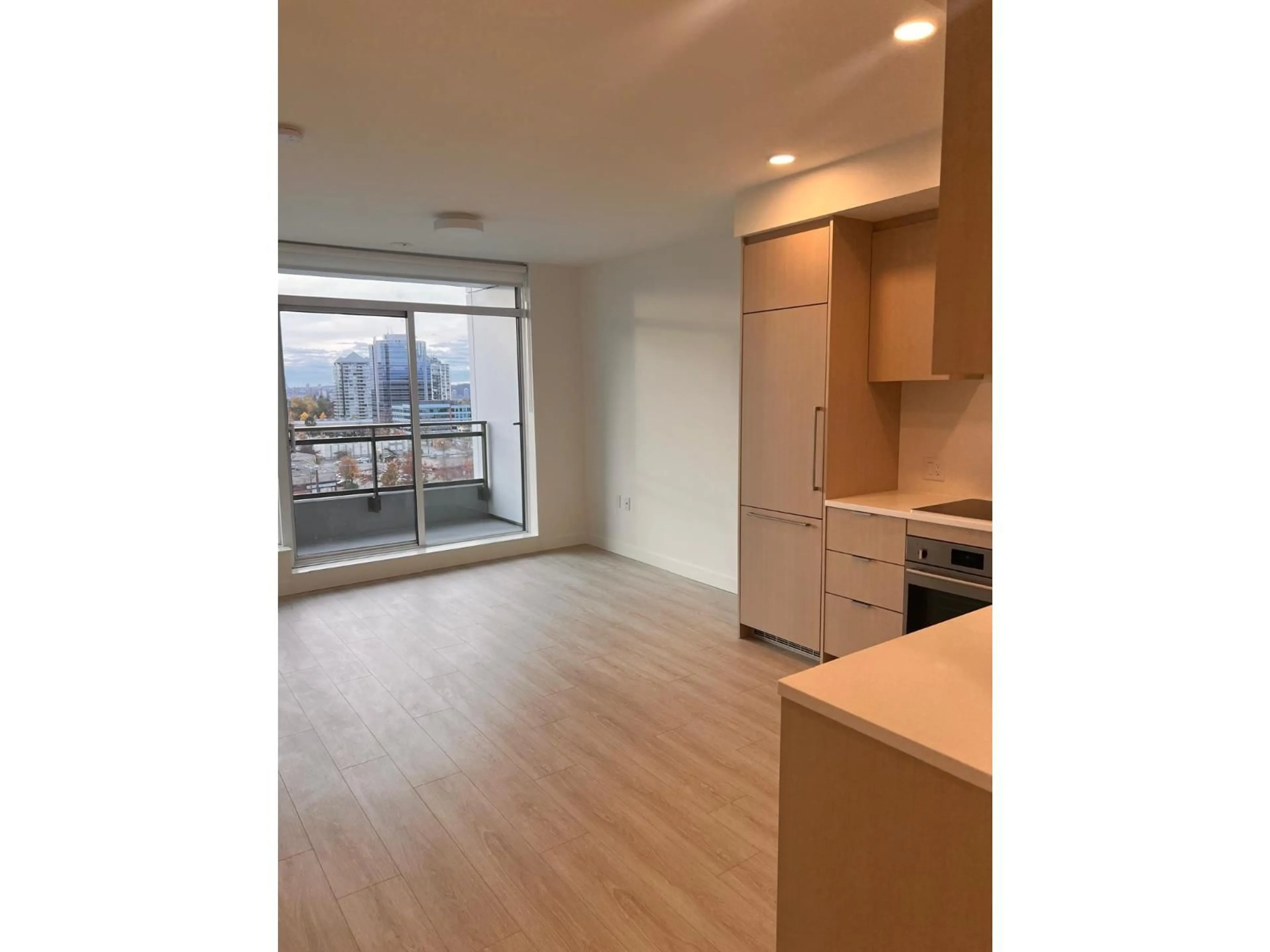 Standard kitchen, wood/laminate floor for 606 - 13675 107A AVENUE, Surrey British Columbia V3T0X3