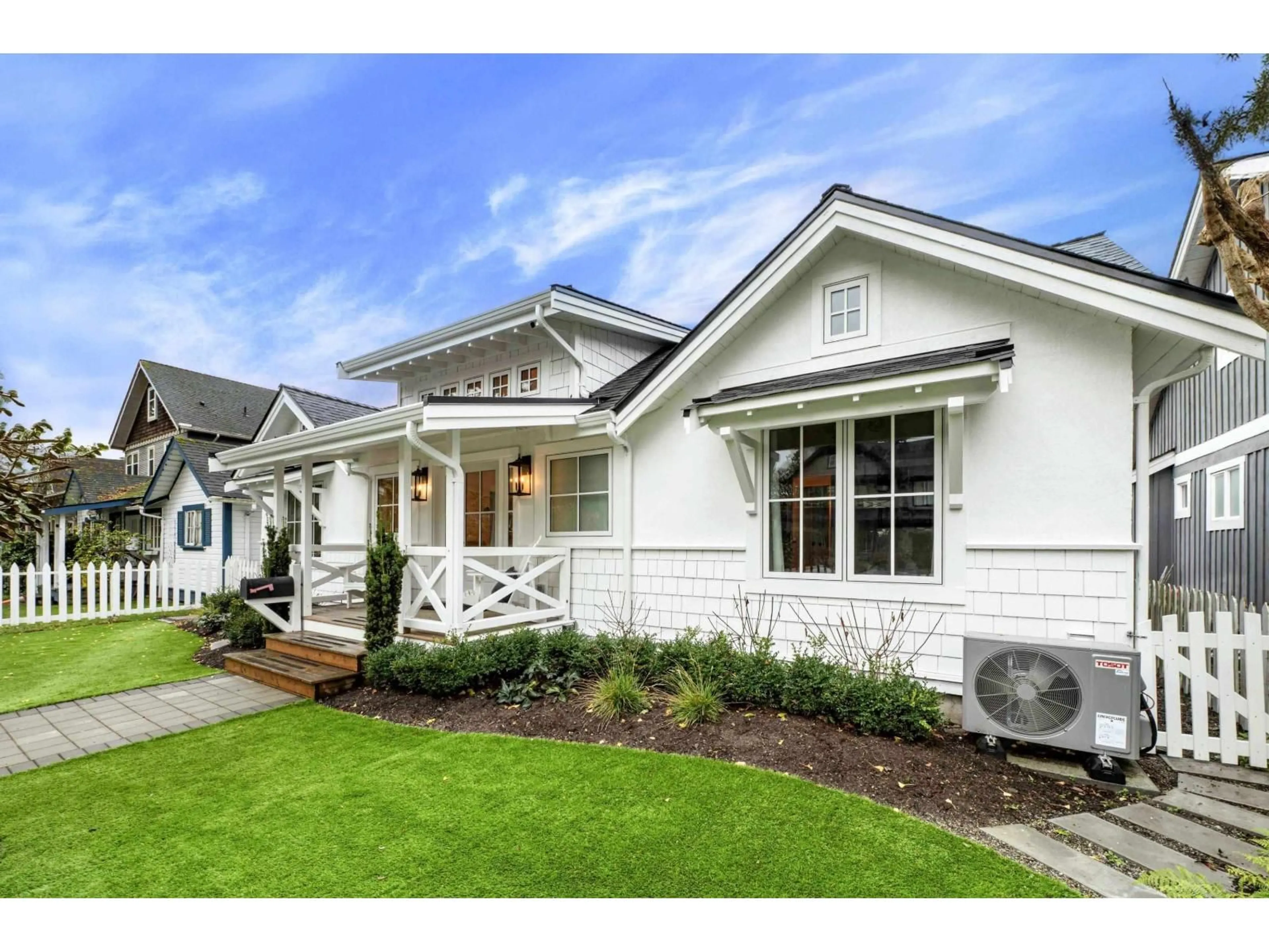 Home with vinyl exterior material, street for 2831 GORDON AVENUE, Surrey British Columbia V4A3J5