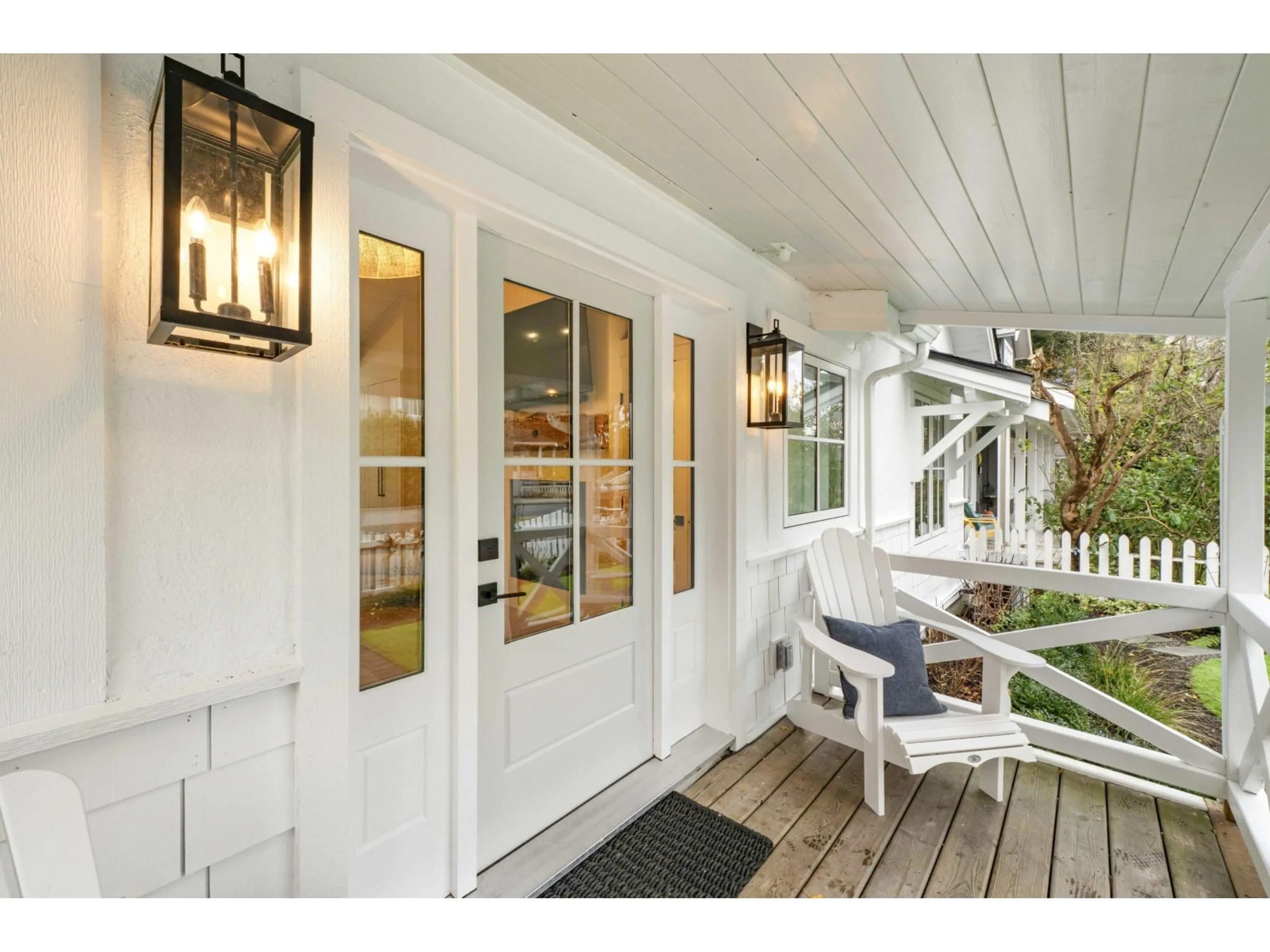 Indoor entryway for 2831 GORDON AVENUE, Surrey British Columbia V4A3J5