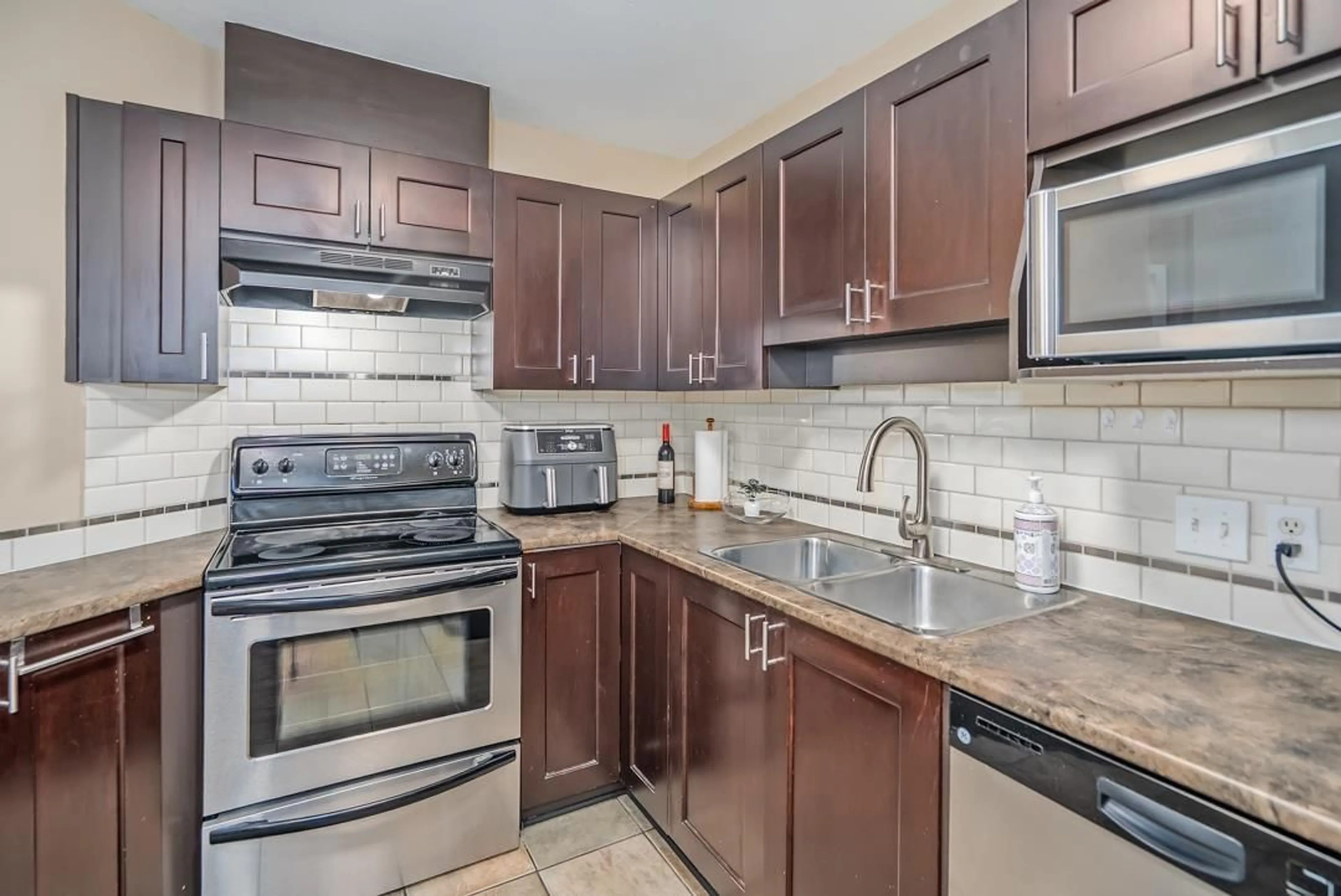 Standard kitchen, ceramic/tile floor for 401 - 33738 KING ROAD, Abbotsford British Columbia V2S8J5