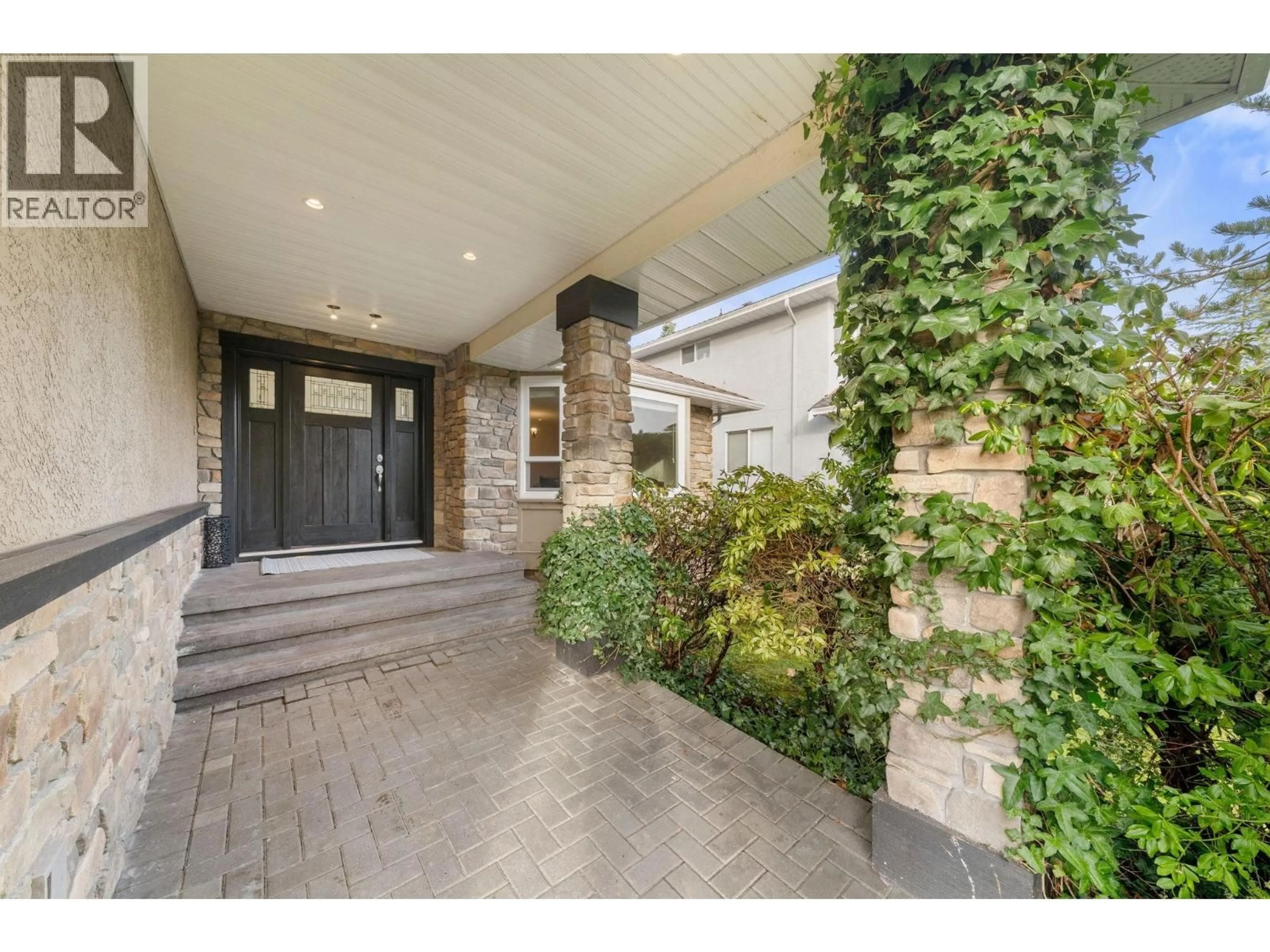 Indoor entryway for 2733 TEMPE GLEN DRIVE, North Vancouver British Columbia V7N4K5
