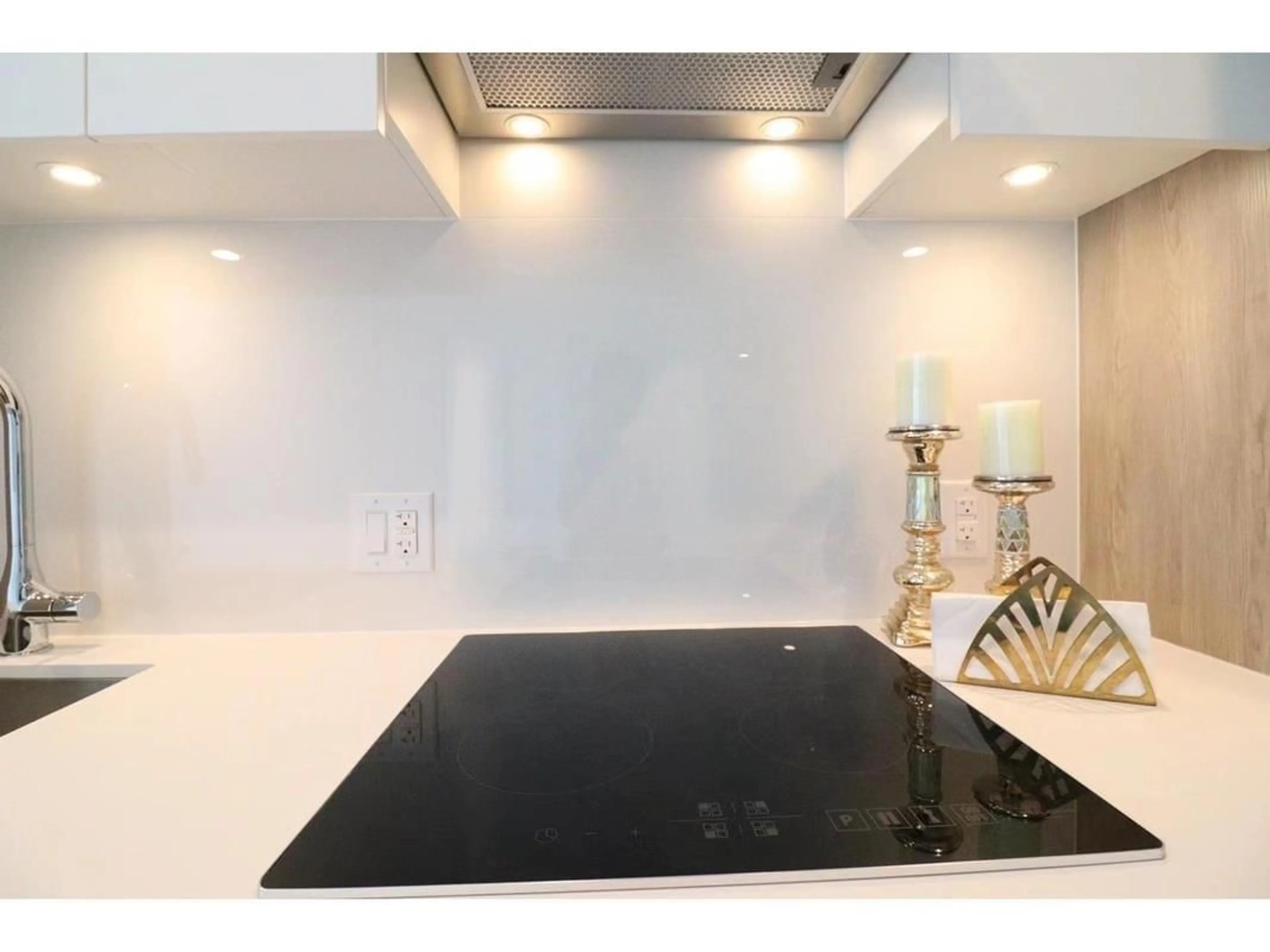 Open concept kitchen, ceramic/tile floor for 1607 - 13615 FRASER HIGHWAY, Surrey British Columbia V3T0P7