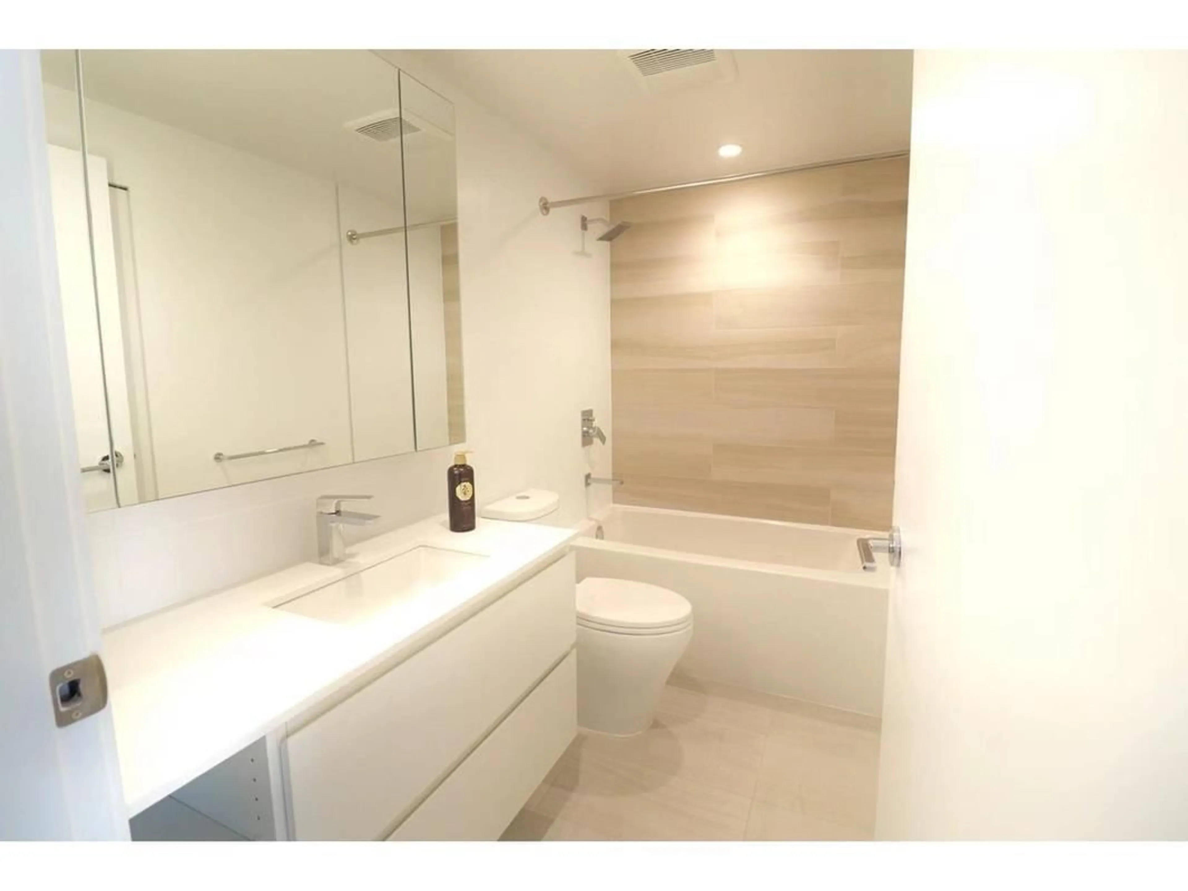 Standard bathroom, ceramic/tile floor for 1607 - 13615 FRASER HIGHWAY, Surrey British Columbia V3T0P7