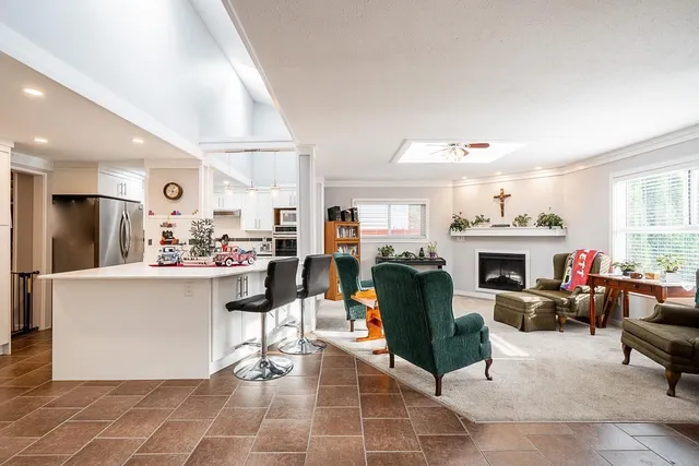 6064 BROOKS CRESCENT, Surrey 5