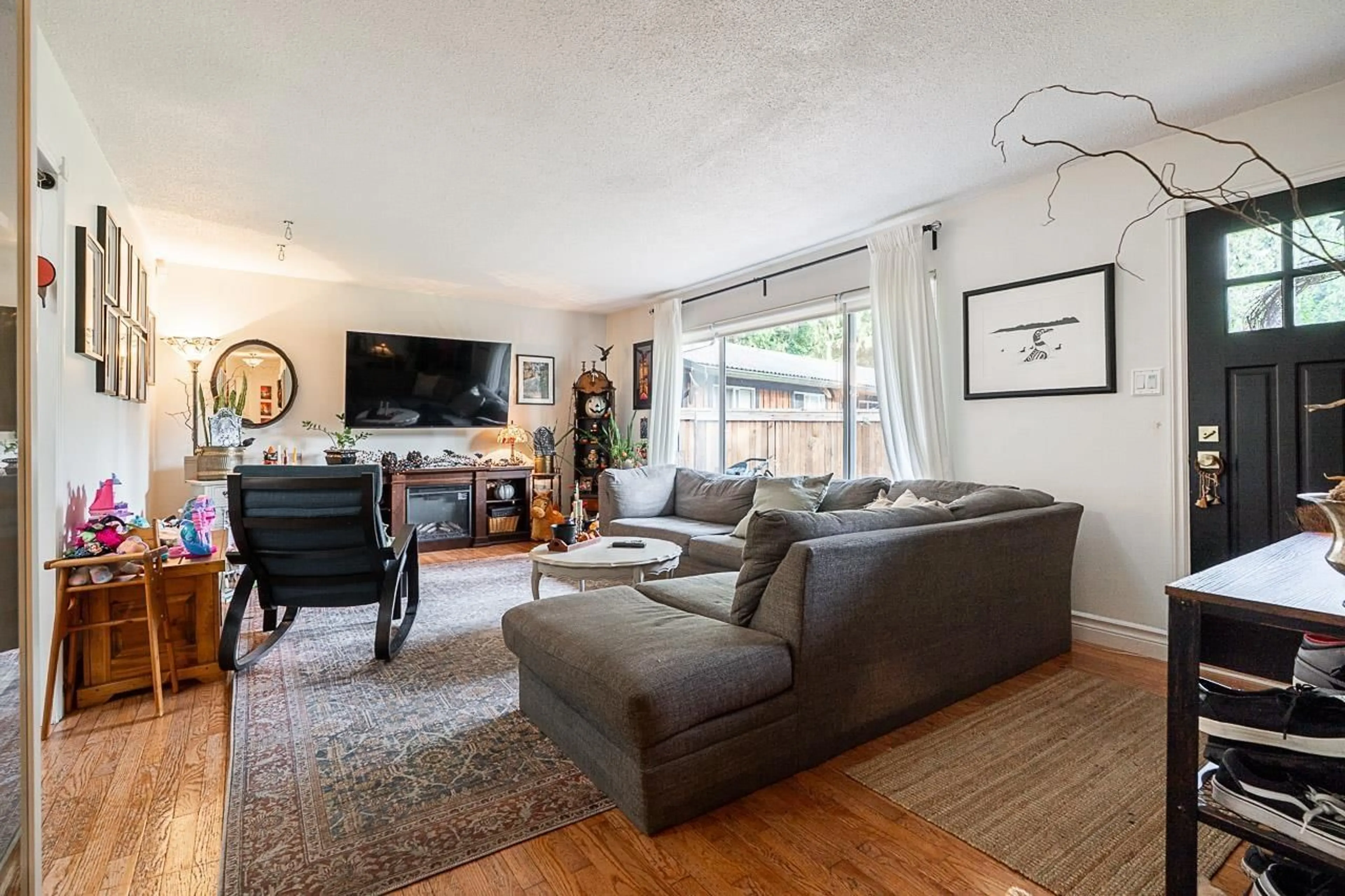 Living room with furniture, unknown for 19710 40A AVENUE, Langley British Columbia V3A2Y1