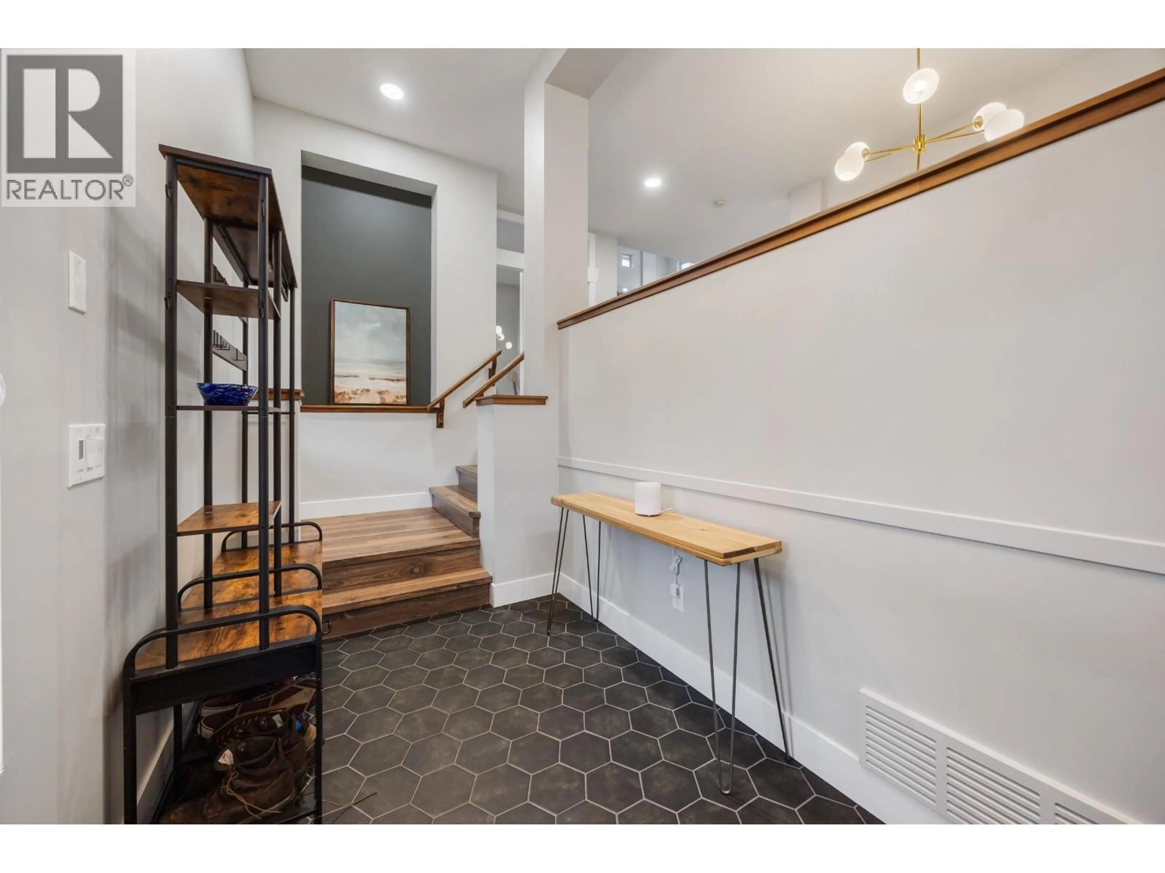 Indoor entryway for 24440 MCCLURE DRIVE, Maple Ridge British Columbia V2W2E9