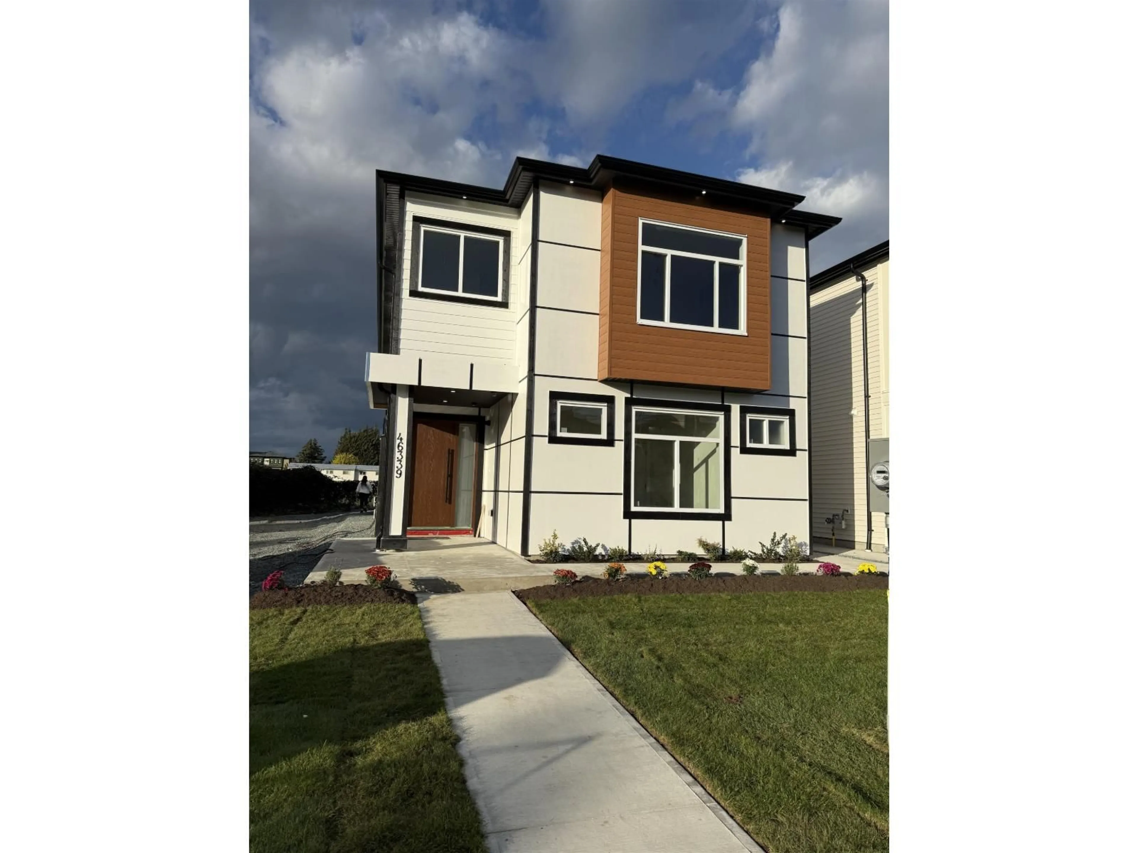 Home with vinyl exterior material, street for 46339 MAPLE AVENUE, Chilliwack British Columbia V2P2J5